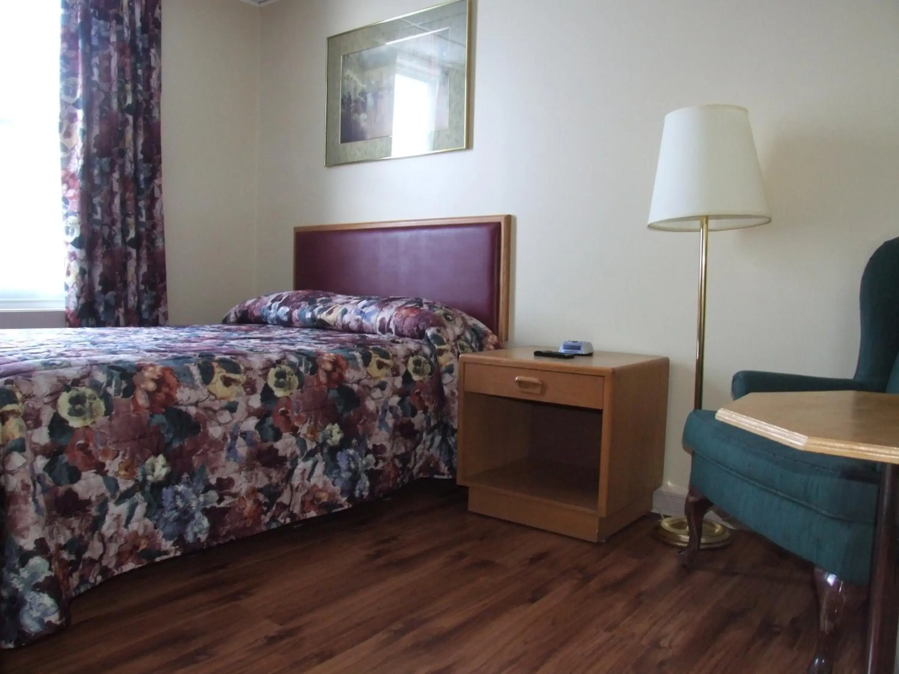 Photo of the whole room, Bed in Haven Inn