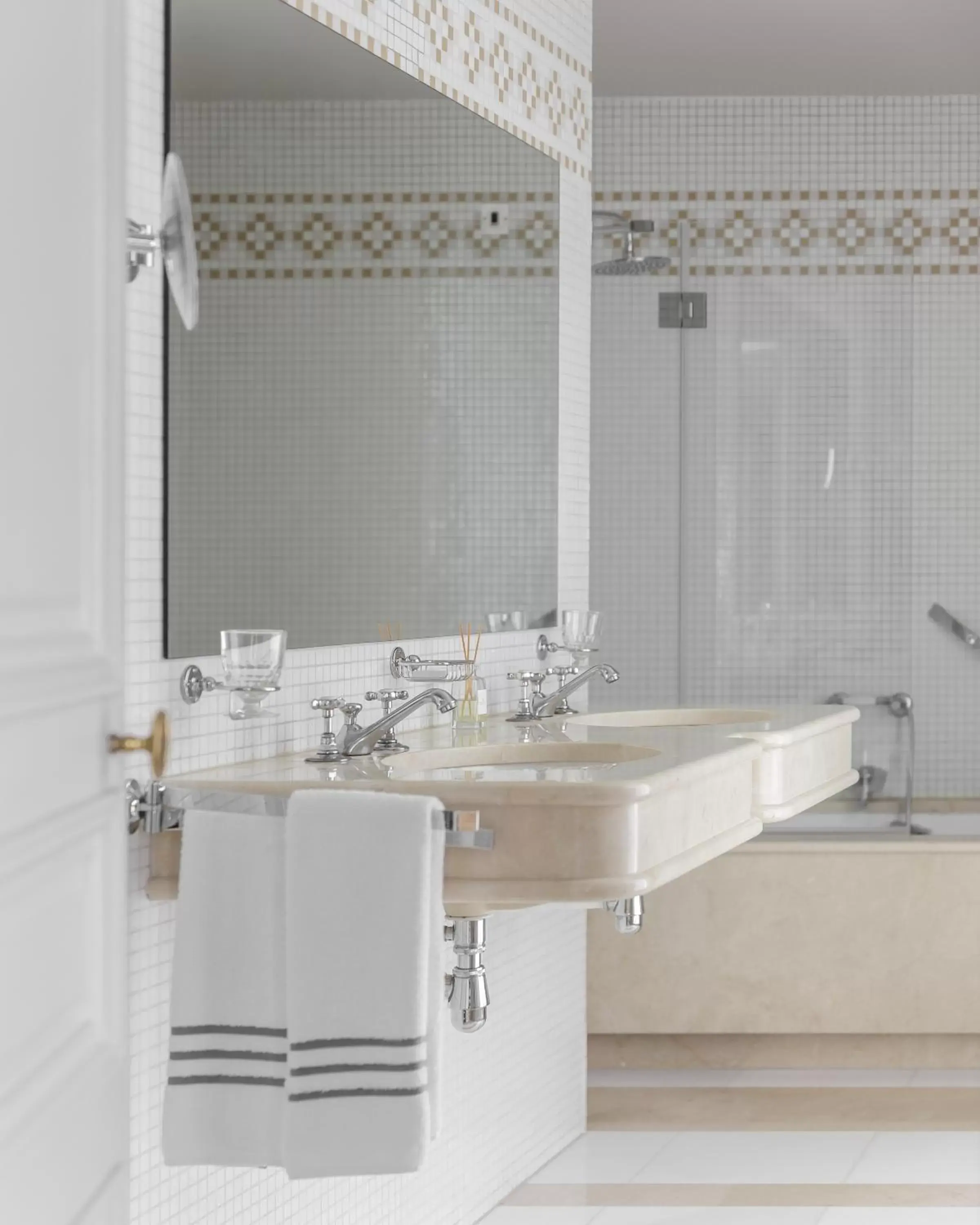 Shower, Bathroom in Hôtel Lancaster Paris Champs-Elysées