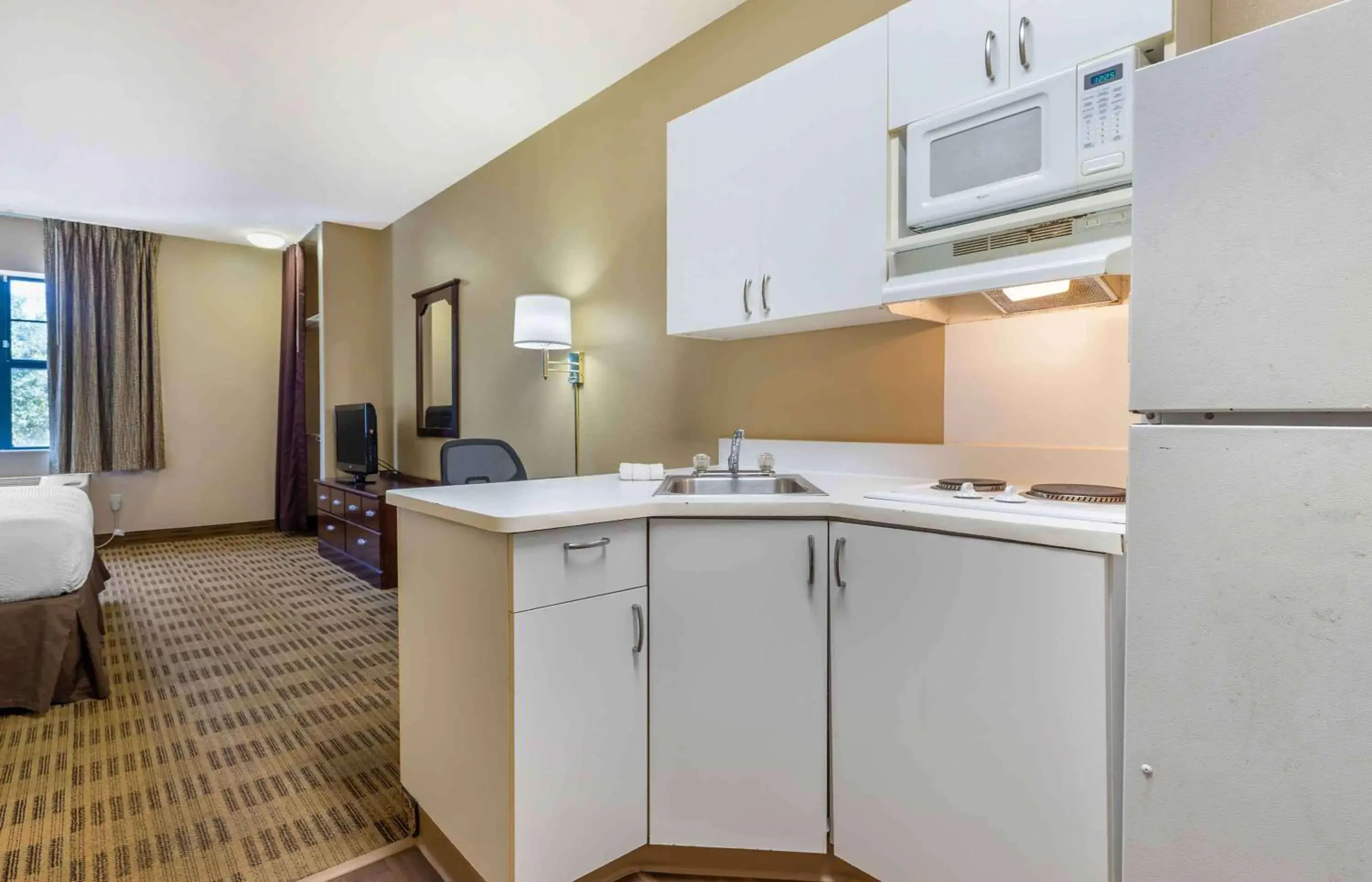 Bedroom, Kitchen/Kitchenette in Extended Stay America Select Suites - Fayetteville - Springdale