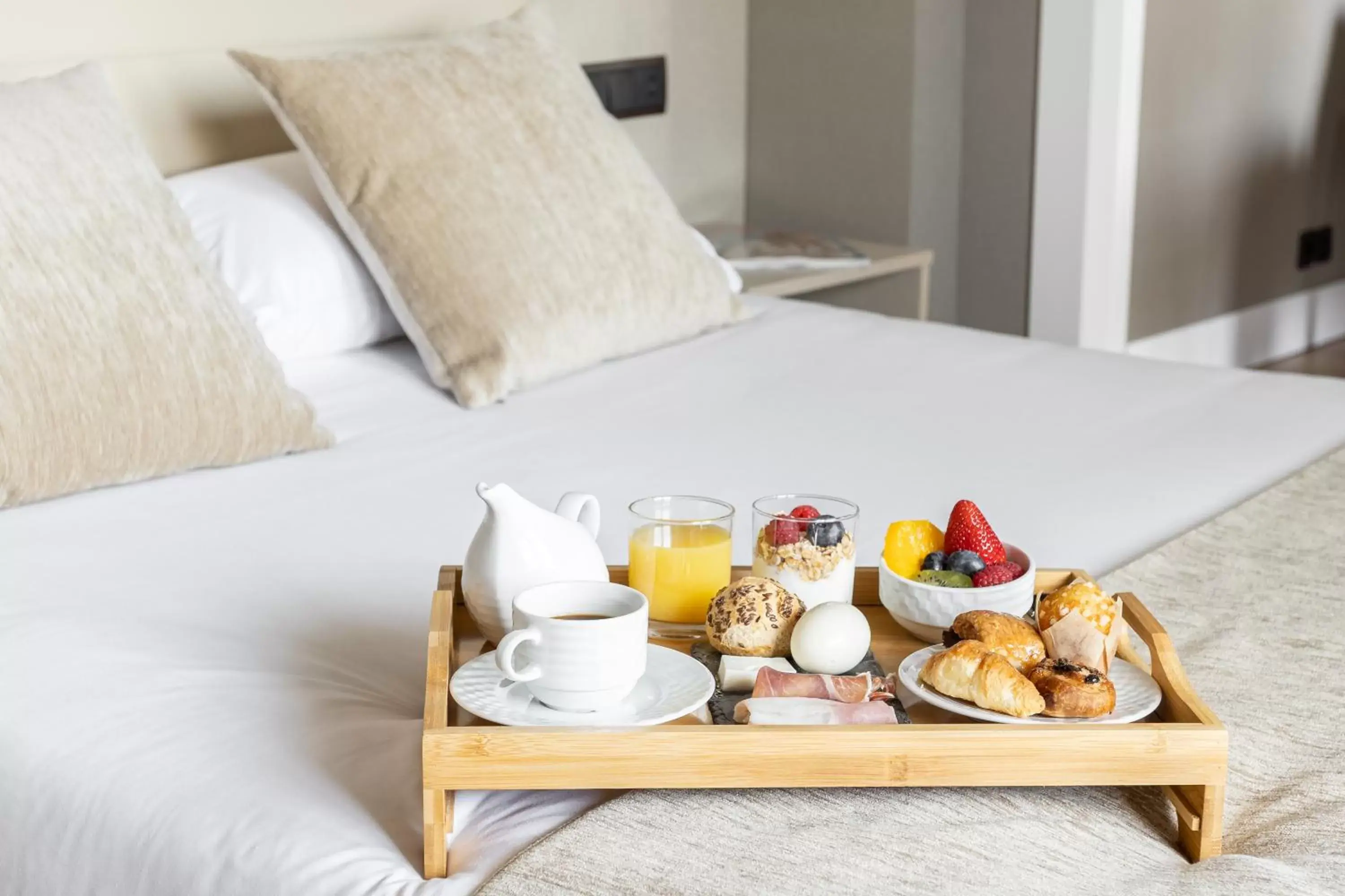 Breakfast, Bed in Hotel Cortezo
