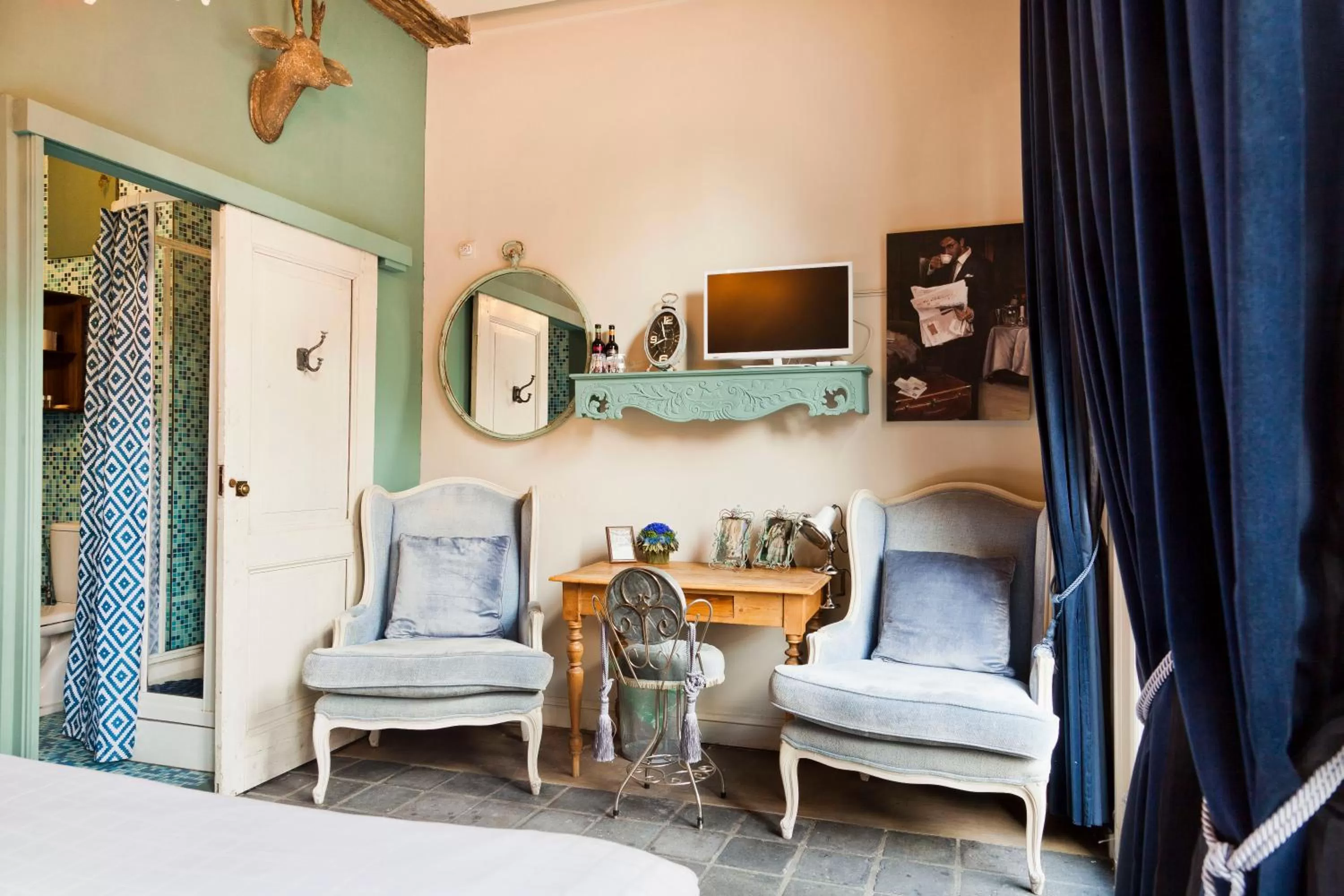 Decorative detail in Hotel Diamonds and Pearls