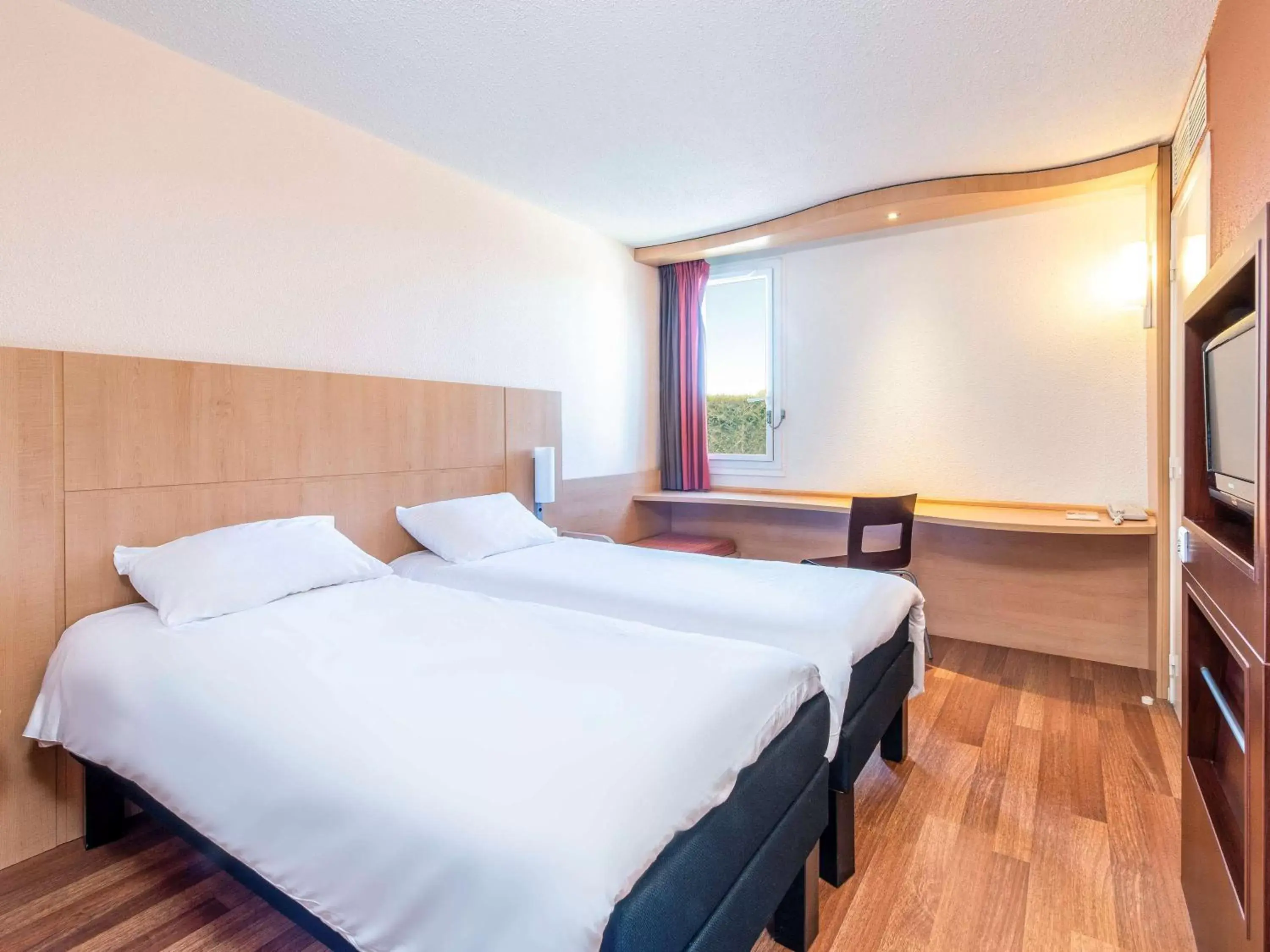 Photo of the whole room, Bed in ibis Issoire