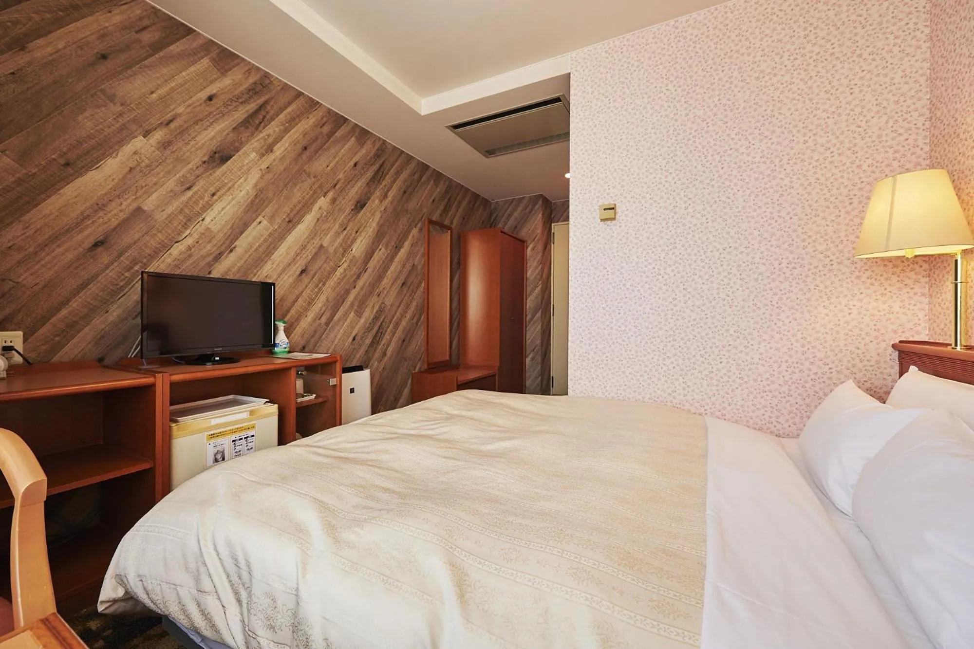 Bed in Annex Royal Hotel