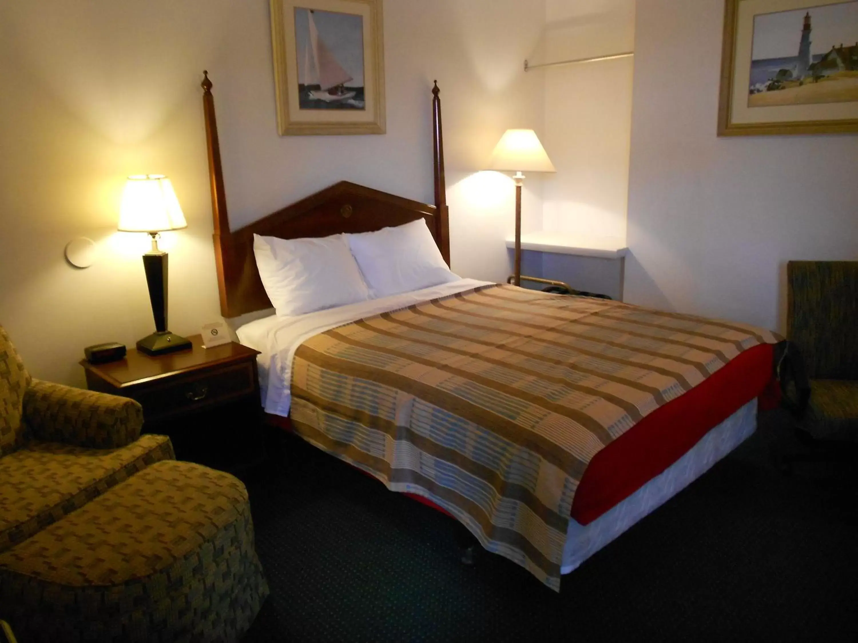 Bed in Rodeway Inn