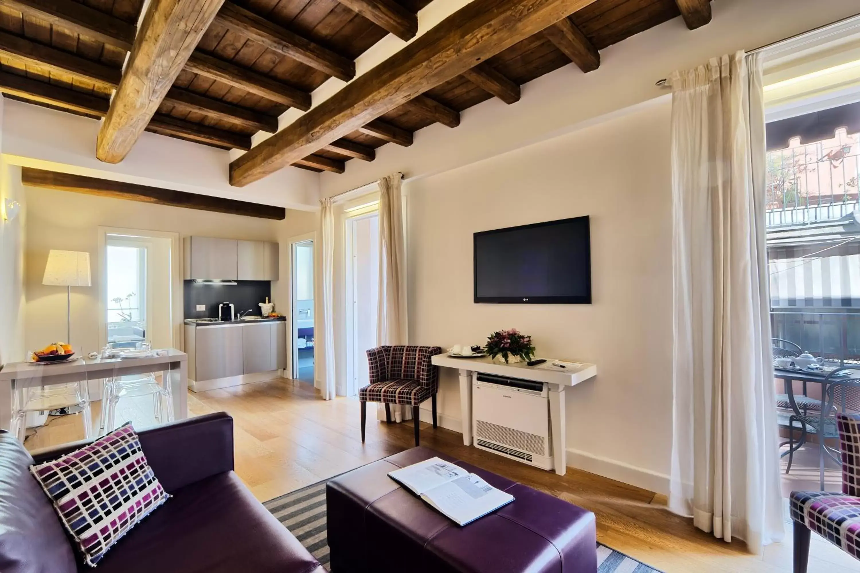 TV and multimedia, Lounge/Bar in Trevi Palace Luxury Inn