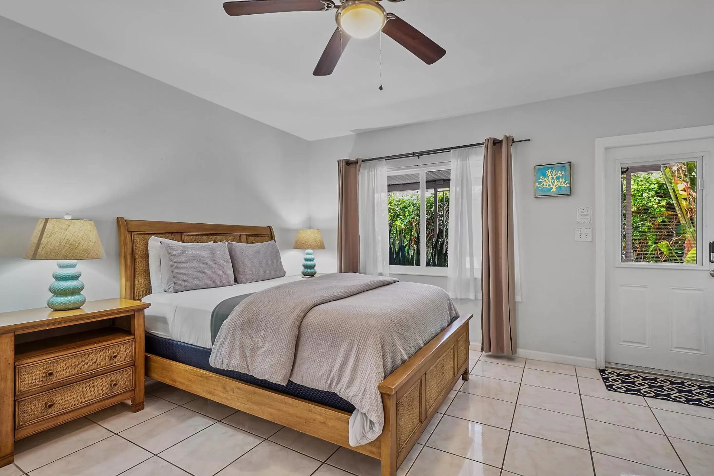 Bed in 4145 By The Sea Inn & Suites Bed in 4145 By The Sea Inn & Suites