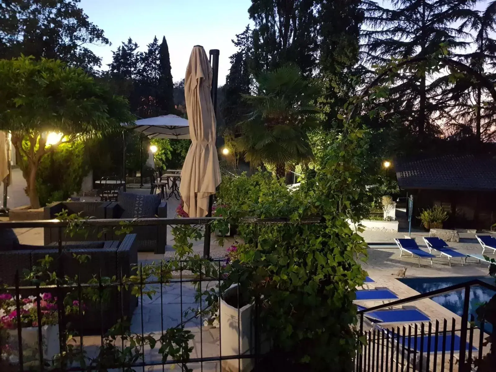 Patio, Pool View in Hotel Boomerang Roma