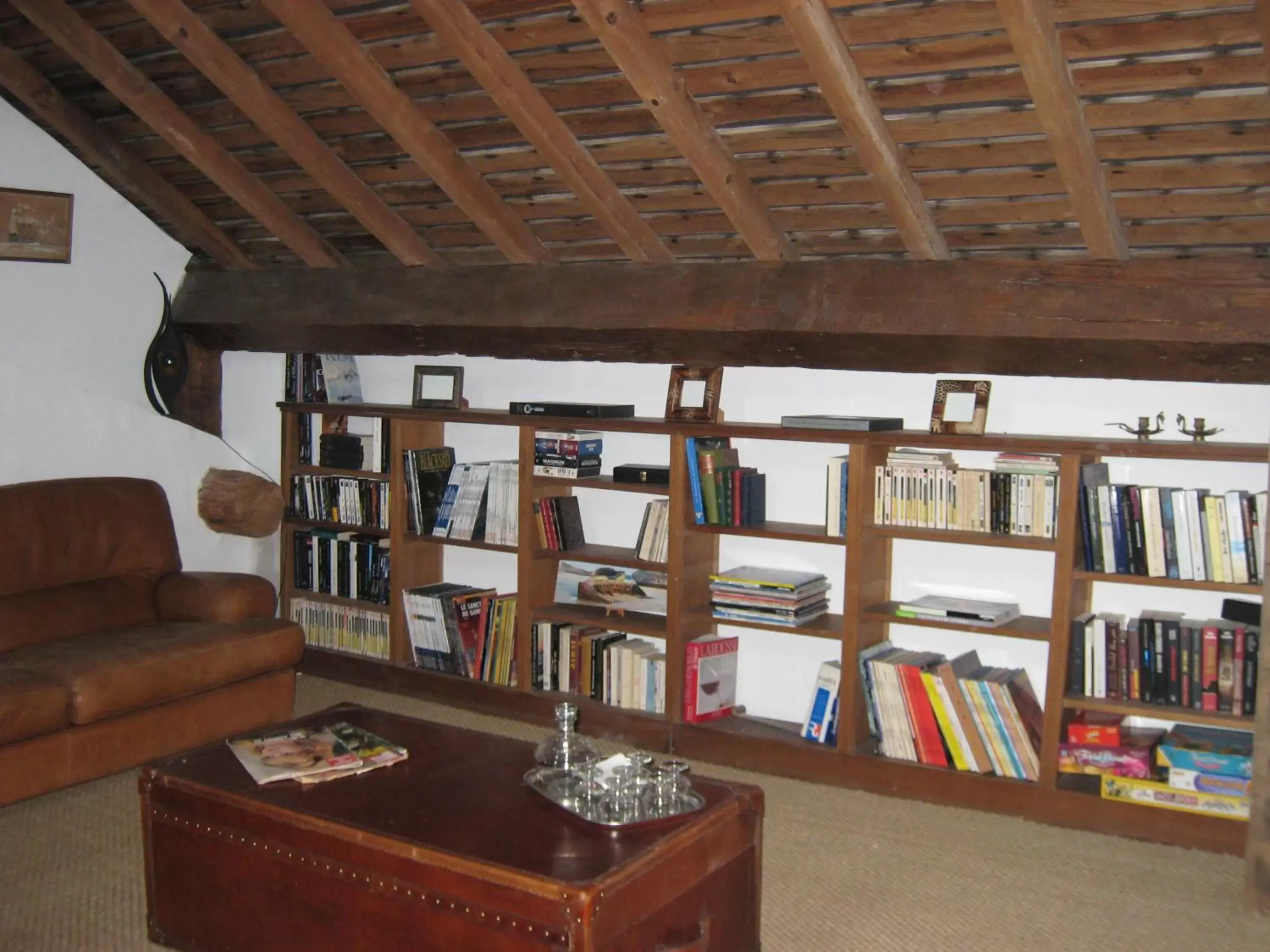 Communal lounge/ TV room, Library in Domaine Le Castelet