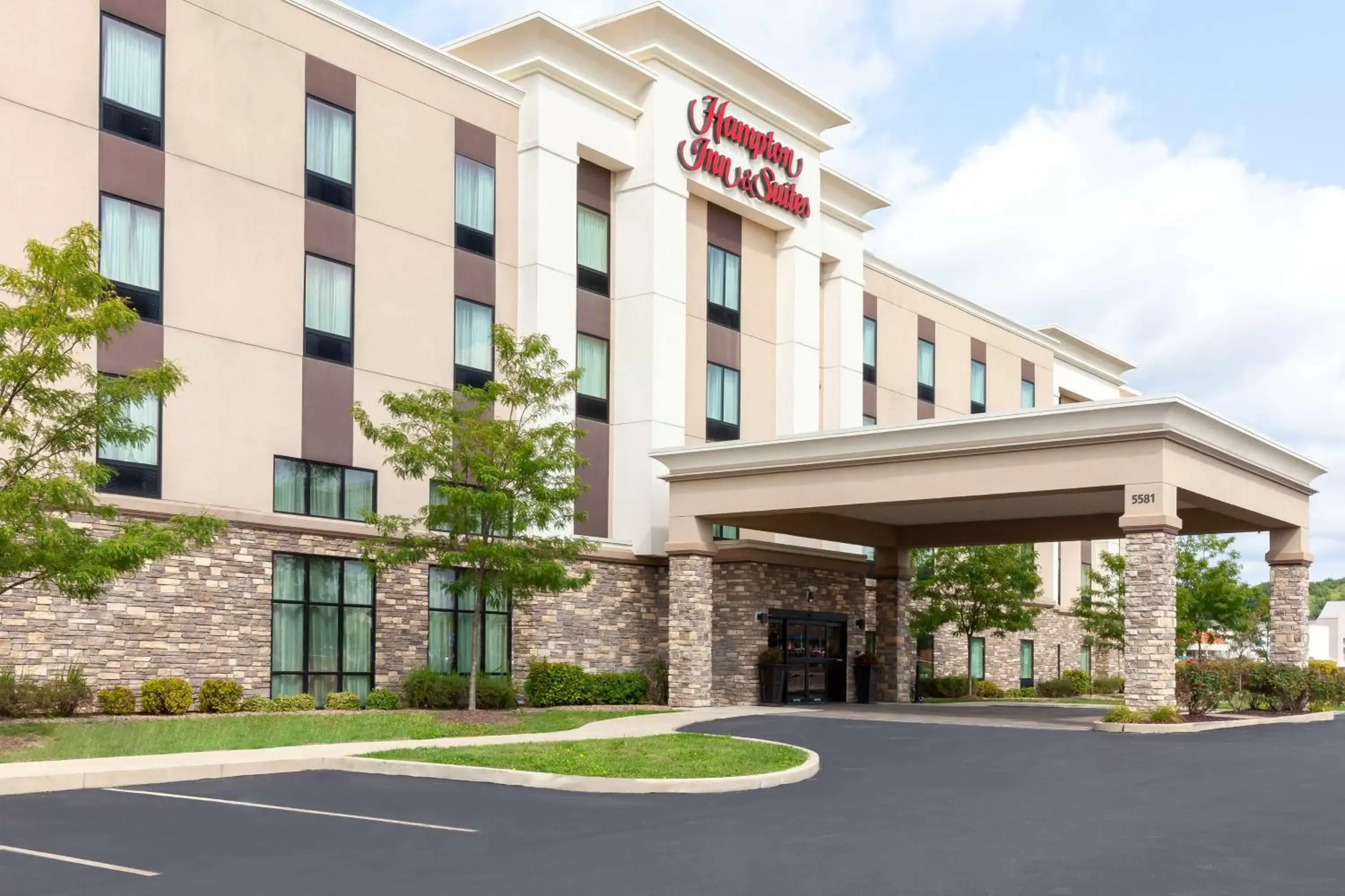 Property building in Hampton Inn & Suites Niles/Warren, OH Property building in Hampton Inn & Suites Niles/Warren, OH