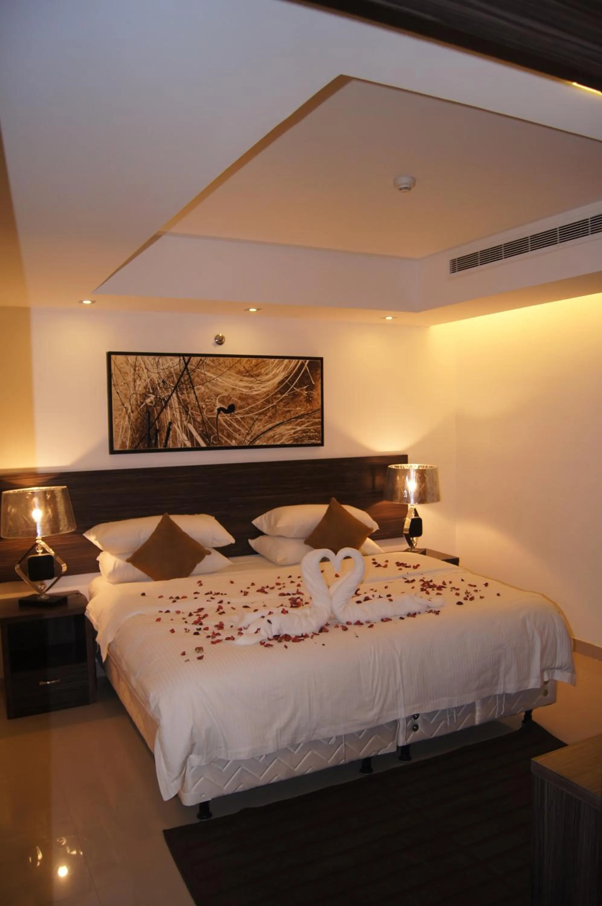 One-Bedroom Apartment with King Bed in Watheer Hotel Suite