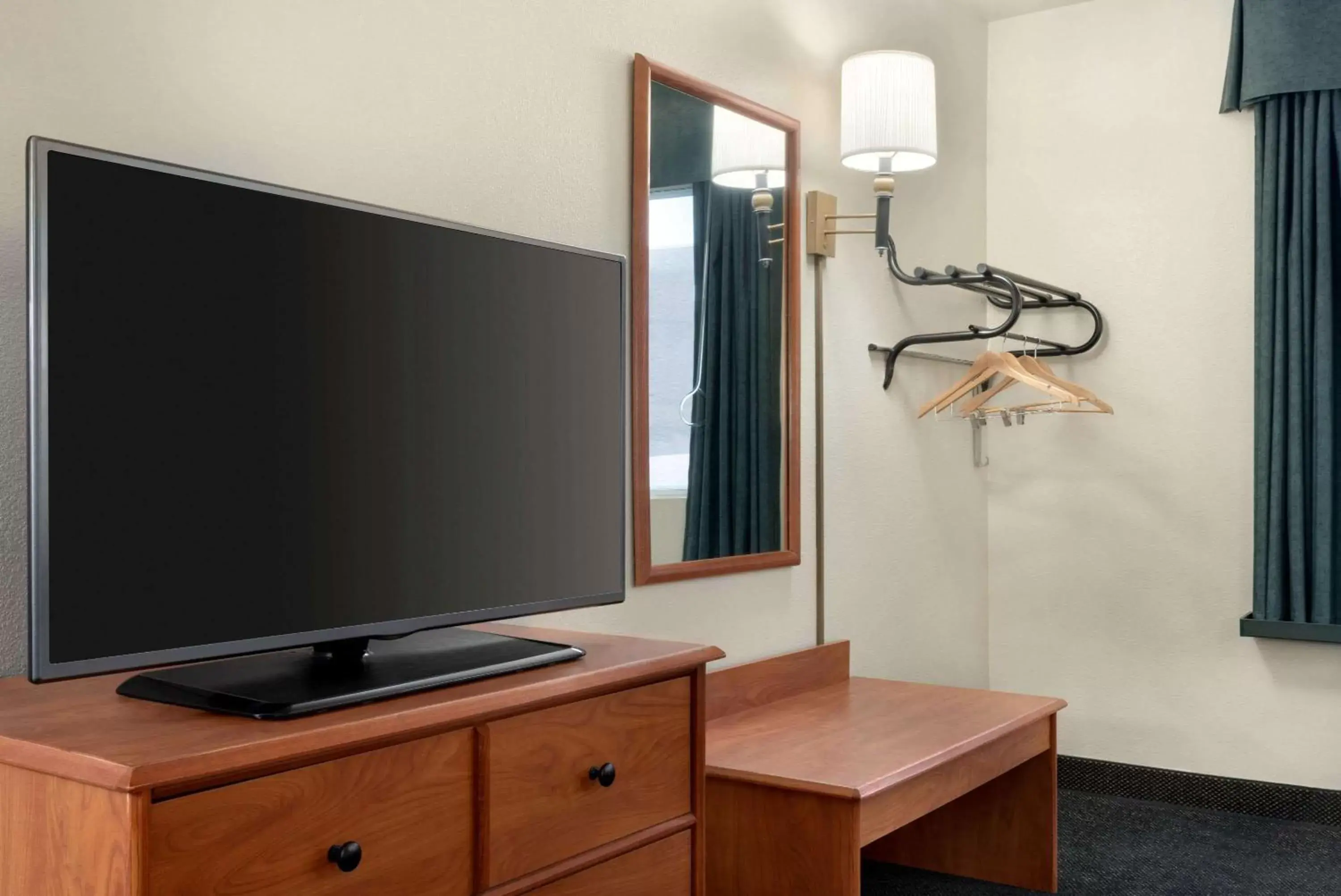 Photo of the whole room, TV/Entertainment Center in Travelodge by Wyndham Clinton Valley West Court