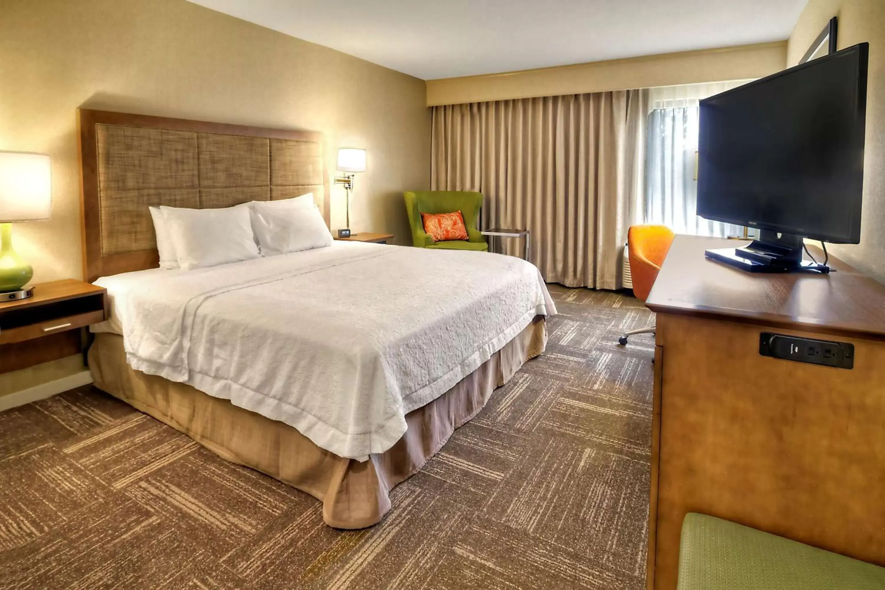 Bed in Hampton Inn and Suites Asheville Airport