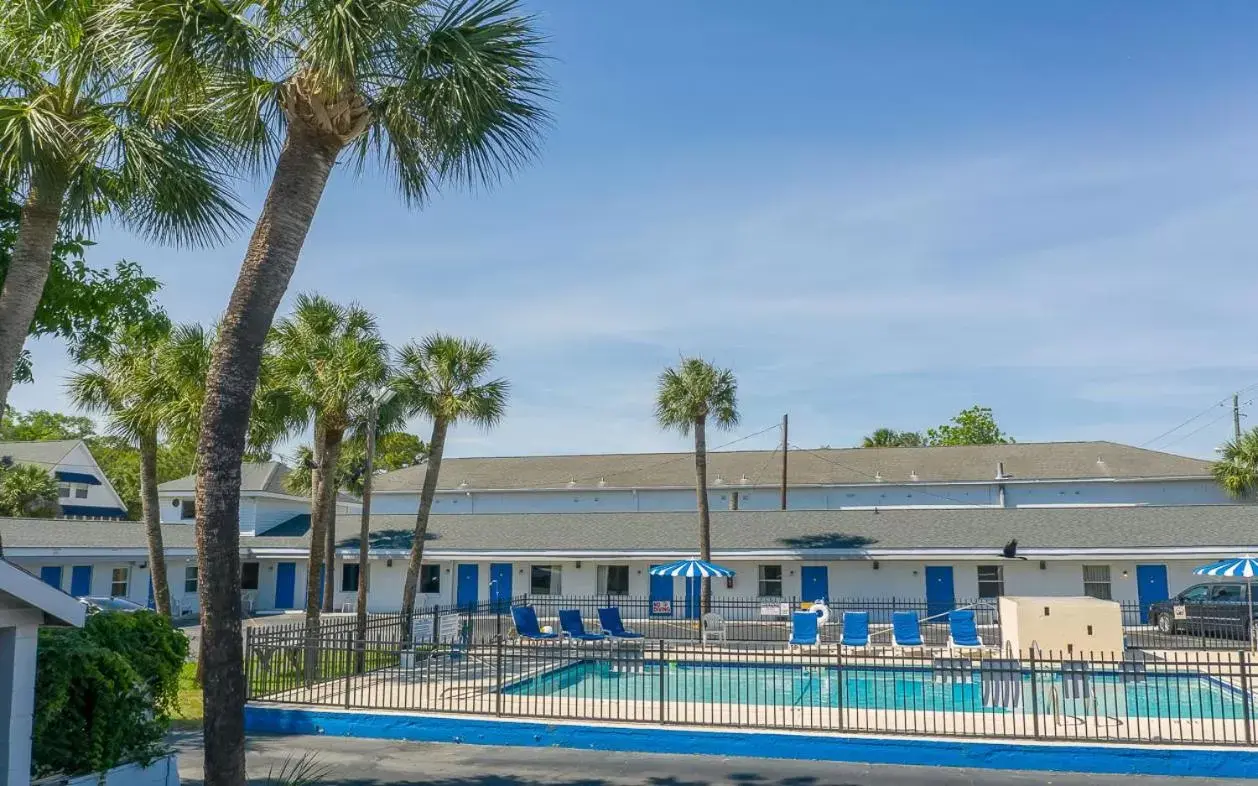 Swimming Pool in Royal Palms Motel