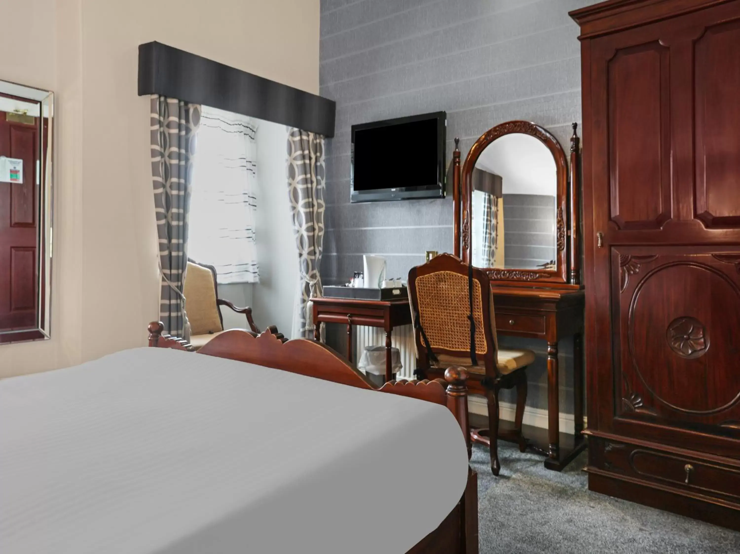 Bedroom, TV/Entertainment Center in Dryfesdale Hotel - BW Signature Collection