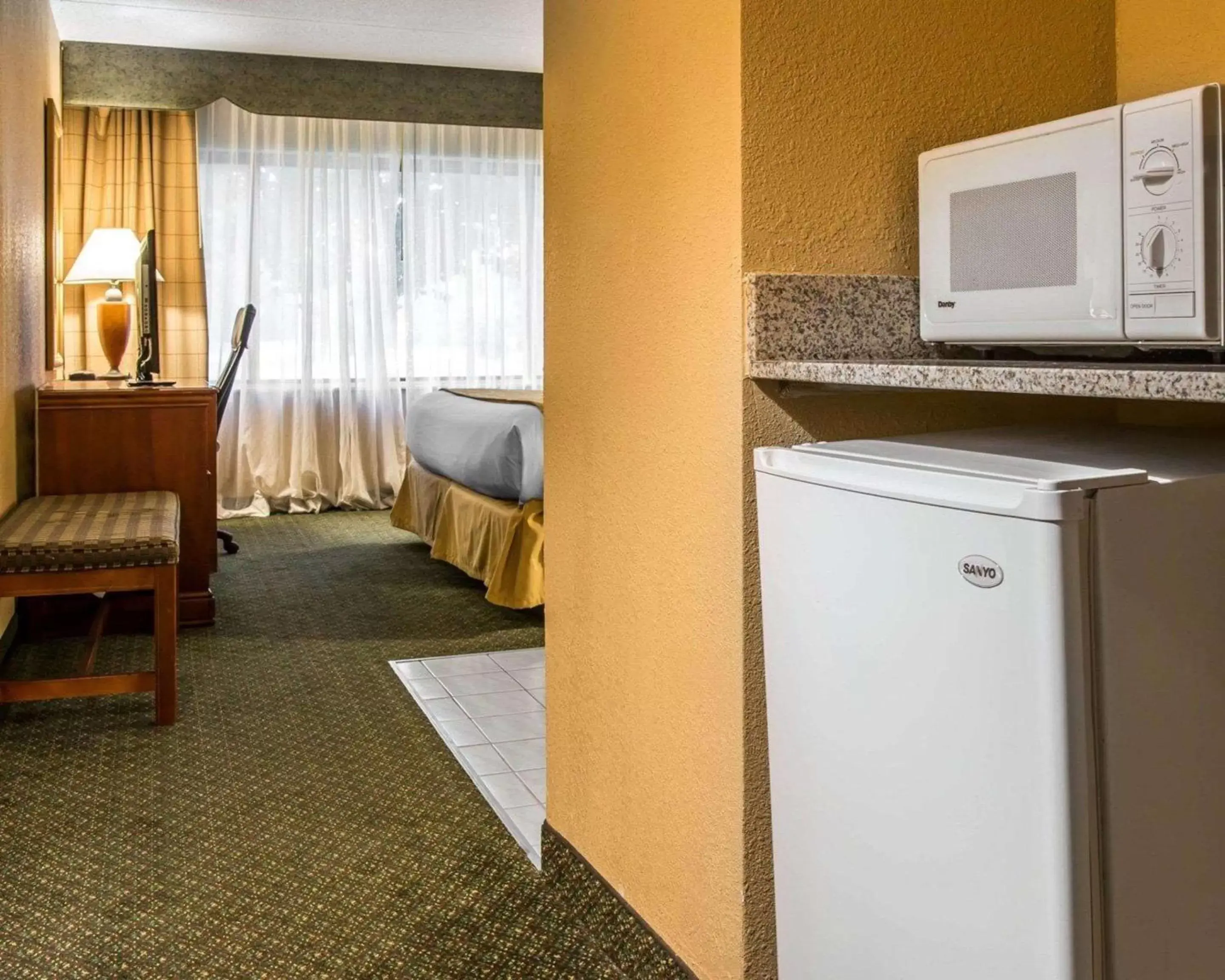 Photo of the whole room, Kitchen/Kitchenette in Quality Inn Southfield