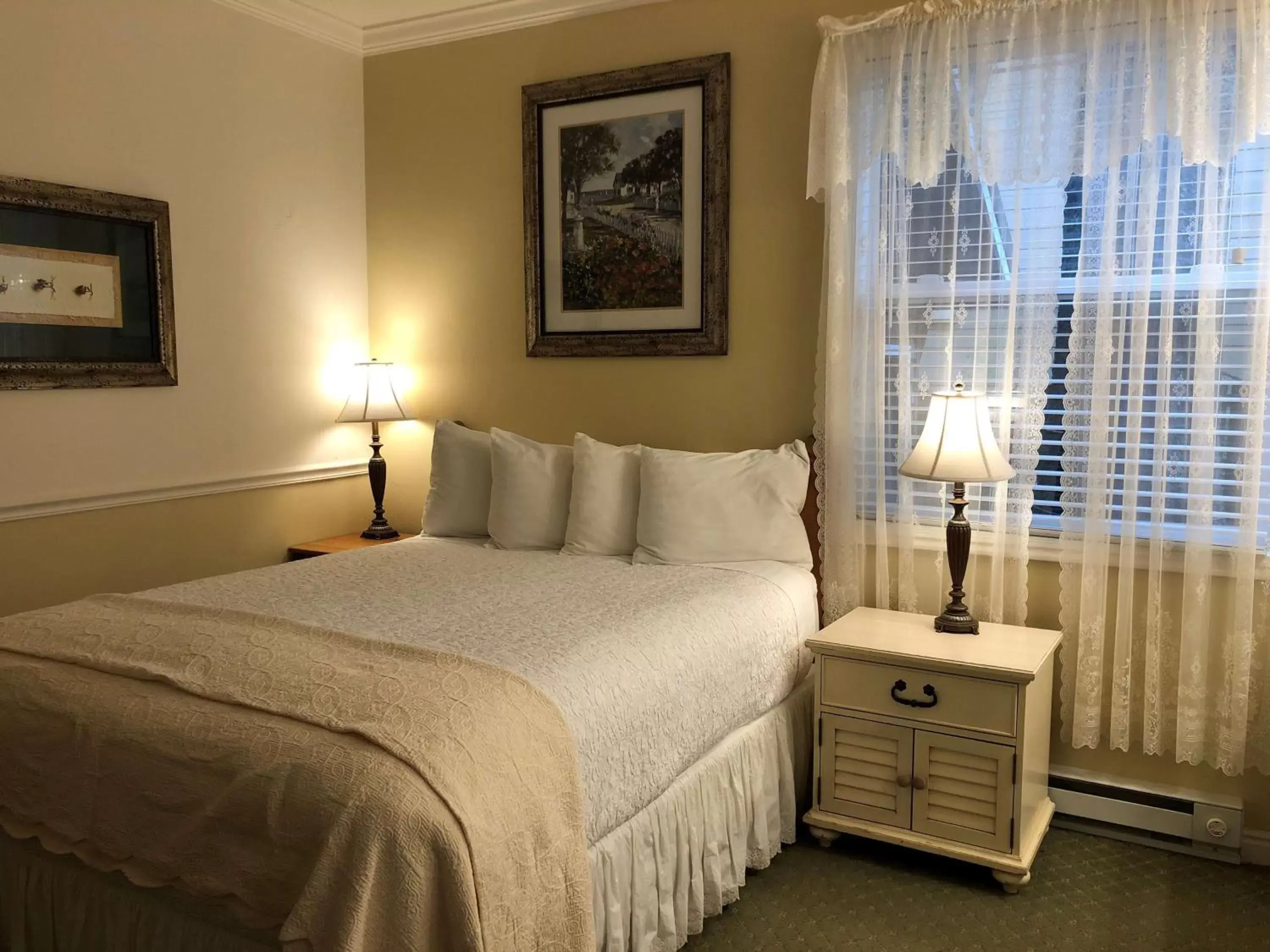 Photo of the whole room, Bed in Best Western Grandma's Feather Bed