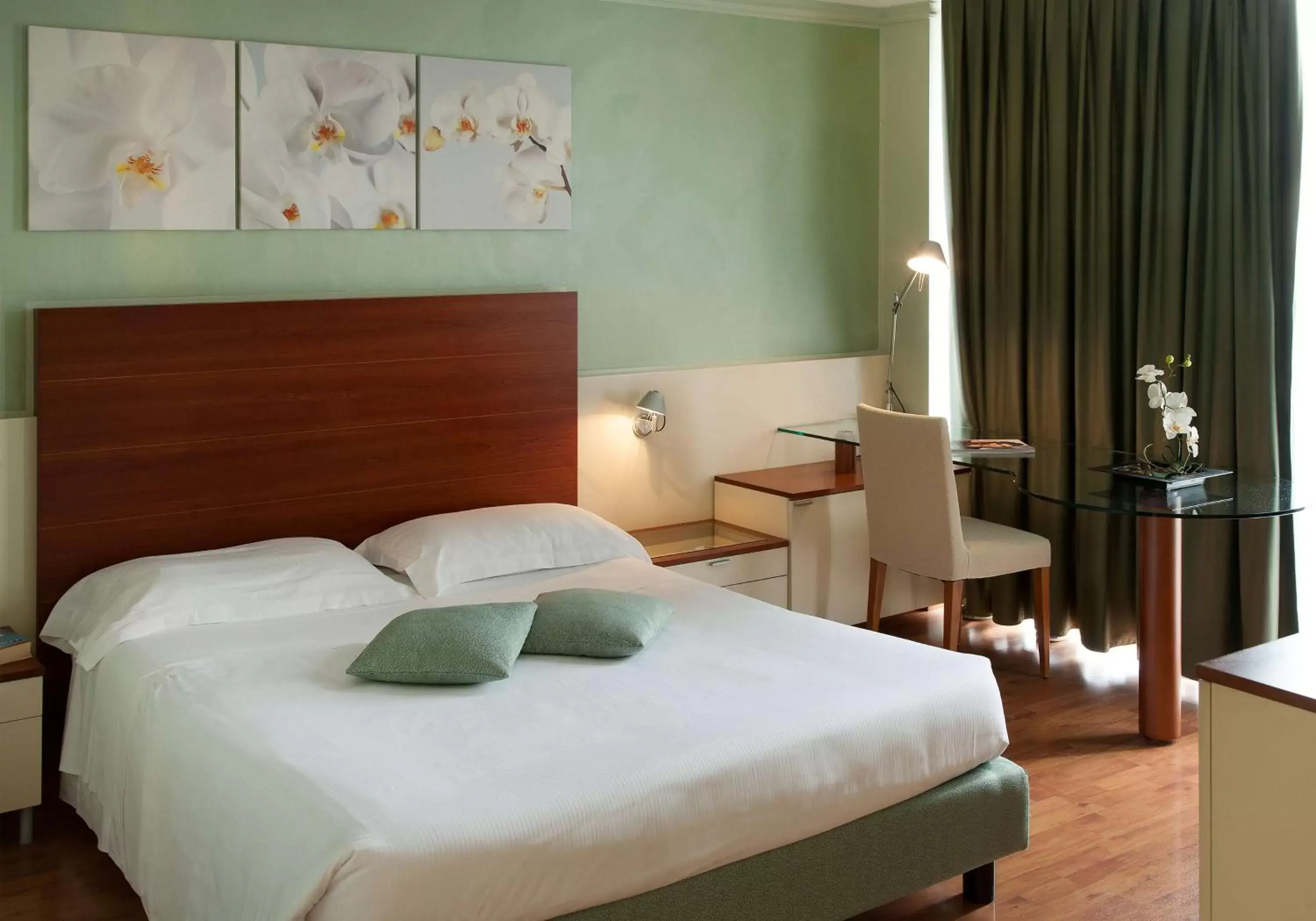 Queen Room with Balcony - Non-Smoking in Hotel Leonardo da Vinci Queen Room with Balcony - Non-Smoking in Hotel Leonardo da Vinci