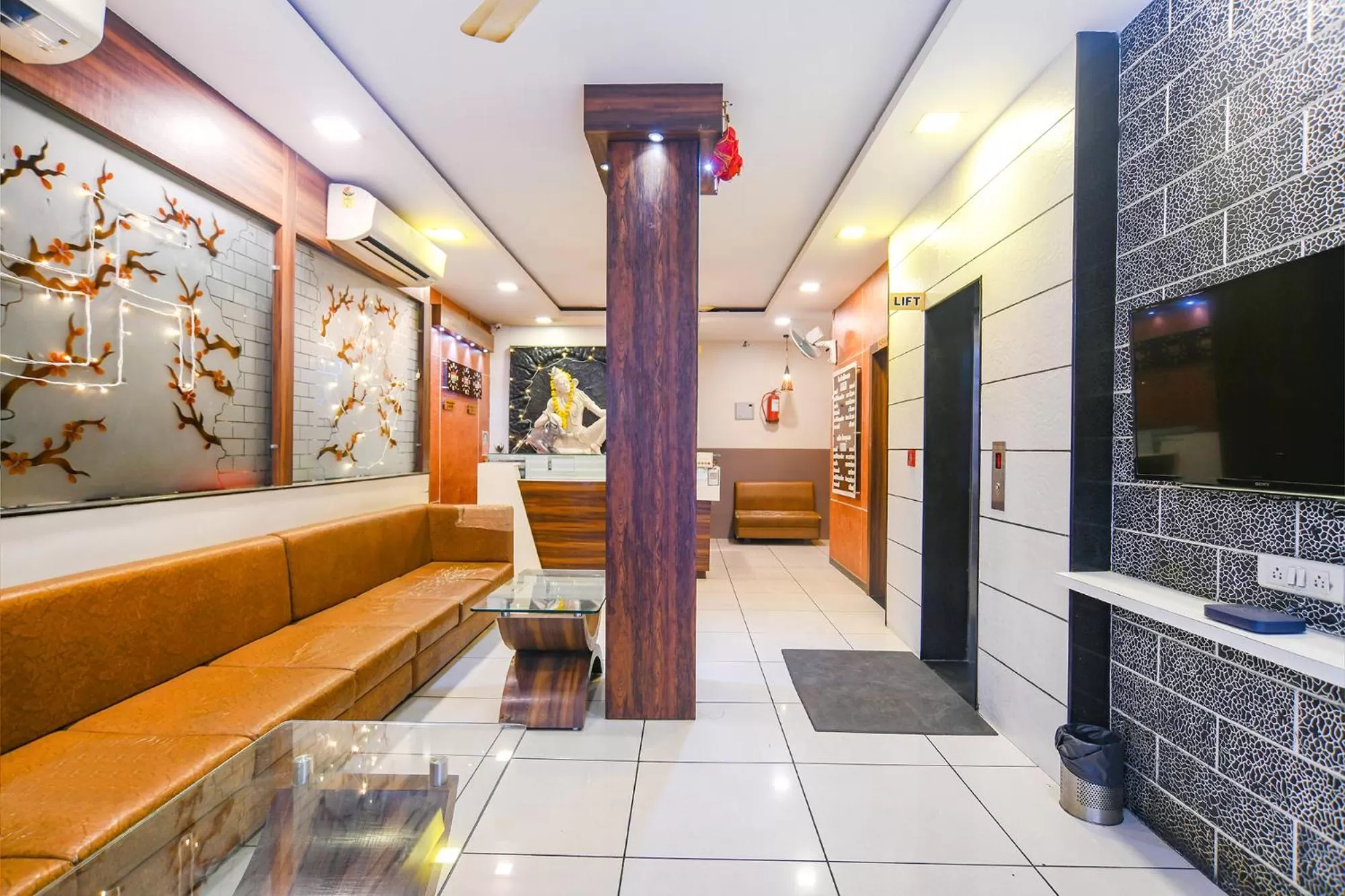 Lobby or reception in FabHotel Satyug Jaisinghpura