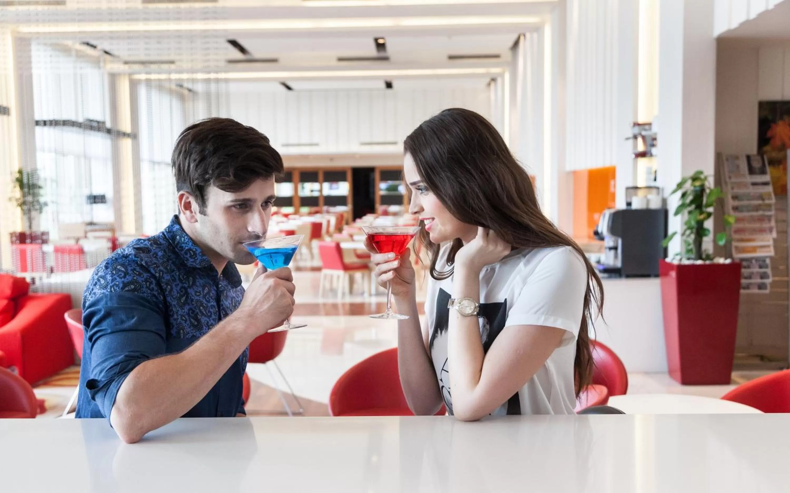 Lounge or bar in ibis New Delhi Aerocity - An Accor Brand