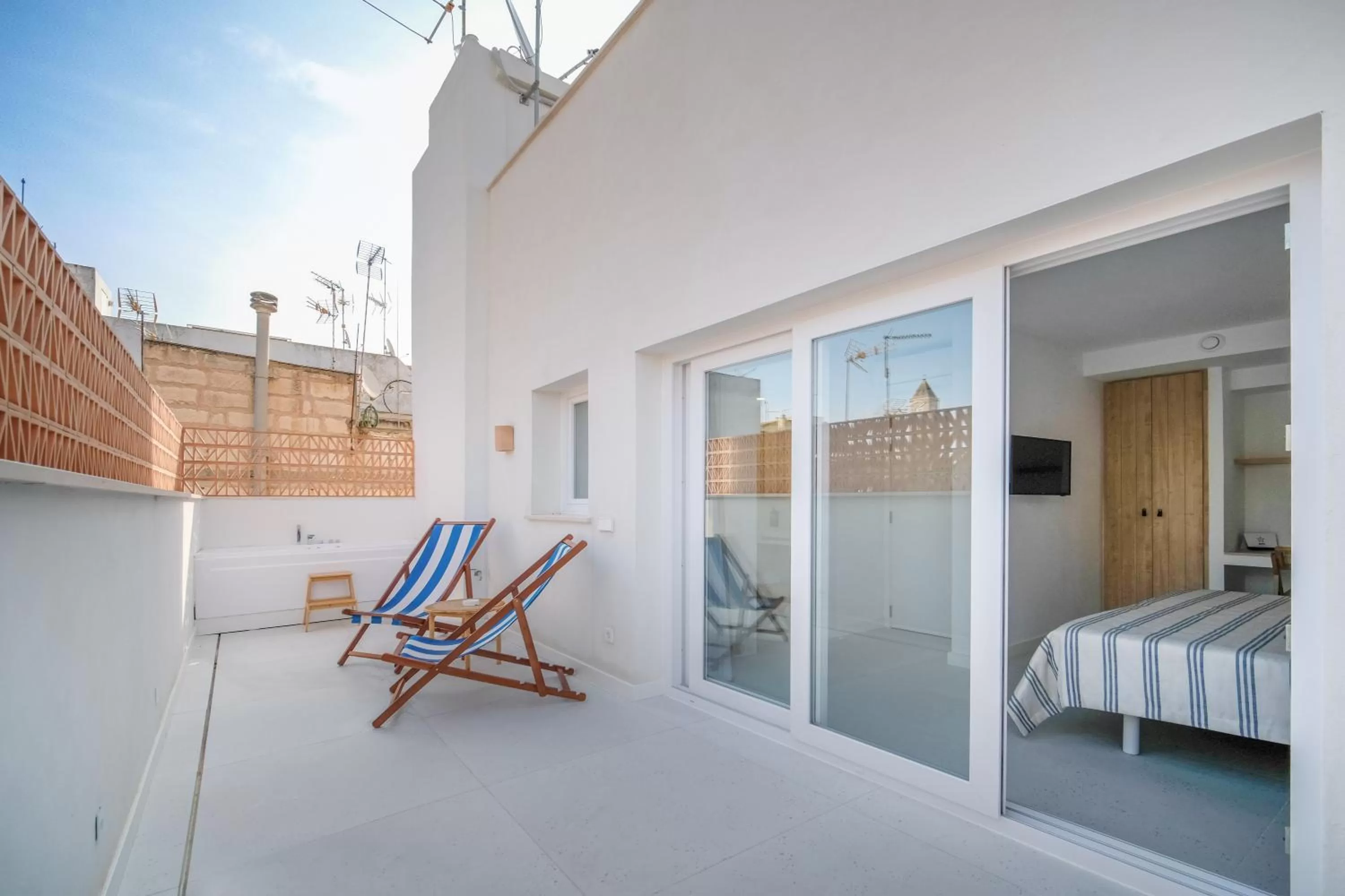 Balcony/Terrace, Bed in HOTEL BINI