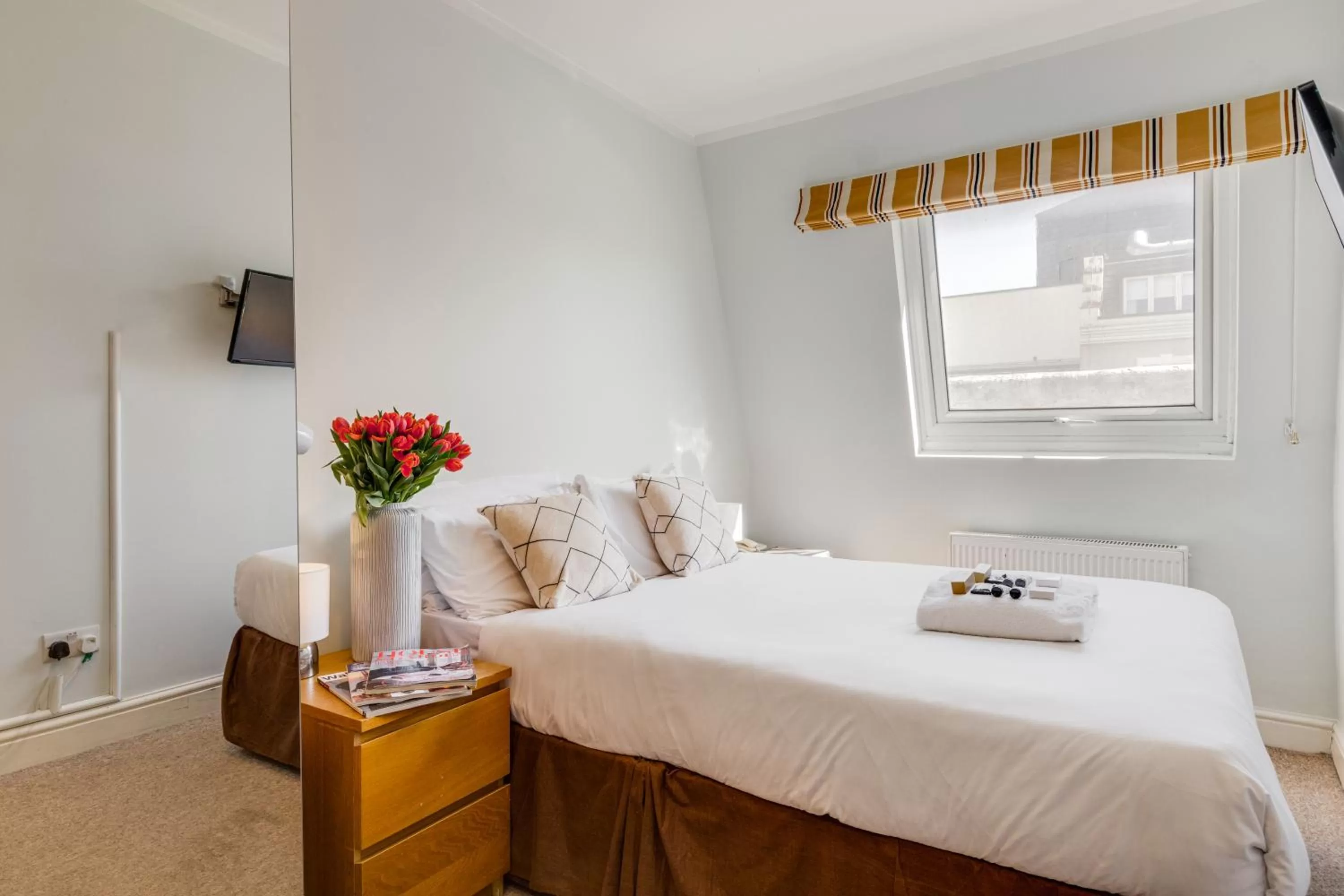 Bed in 1 Lexham Gardens Hotel