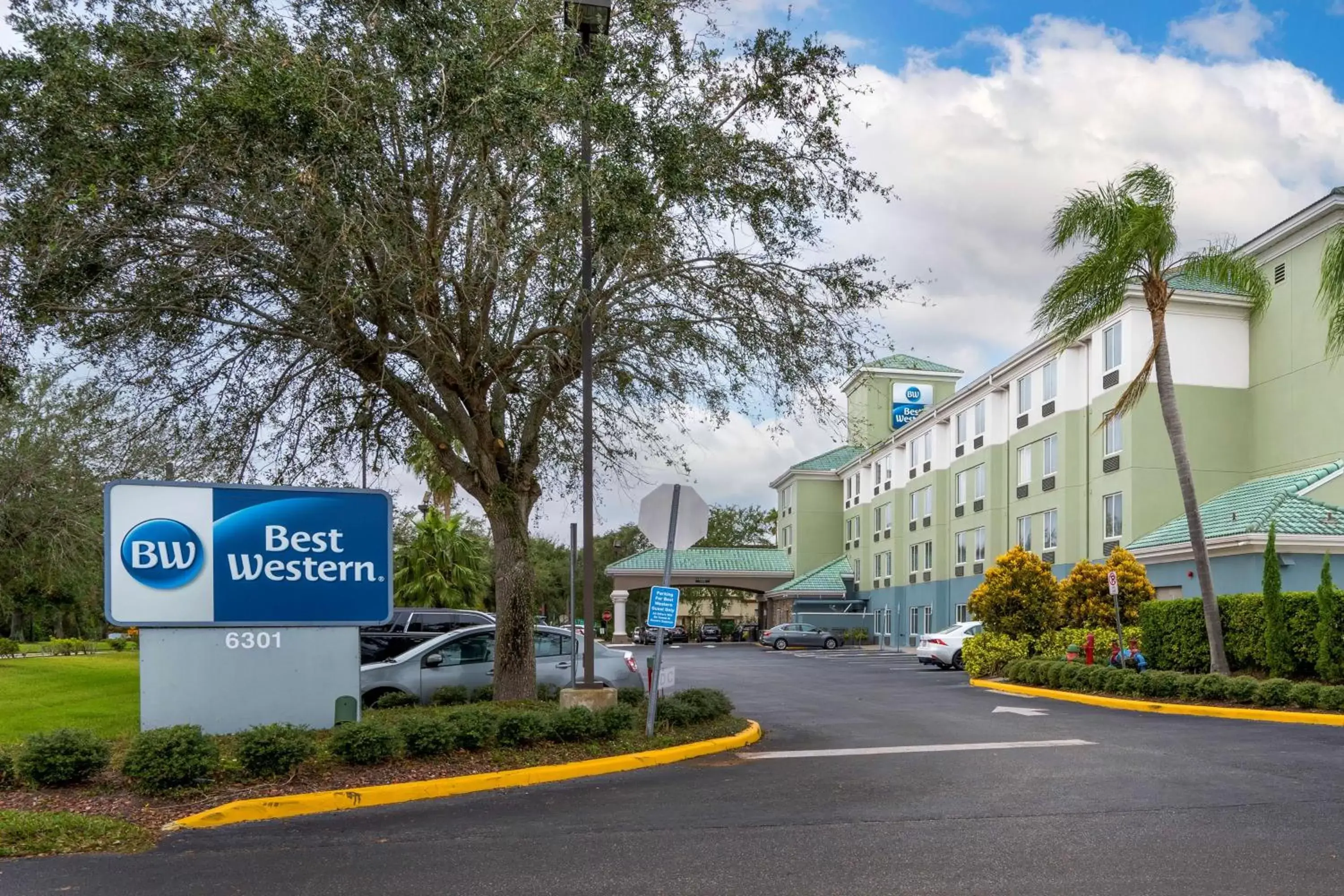 Property Building in Best Western Orlando Theme Parks