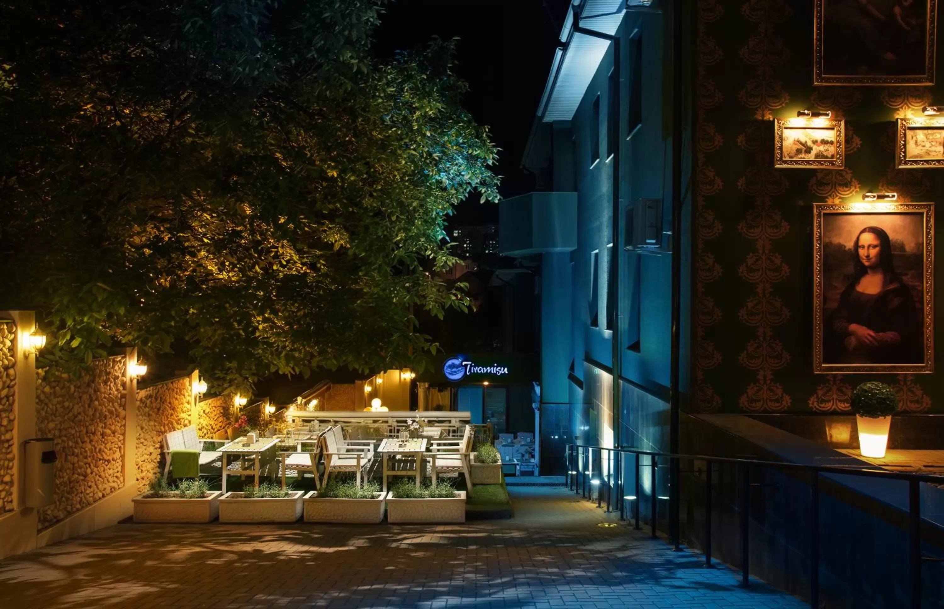 Restaurant/places to eat in Weekend Boutique Hotel