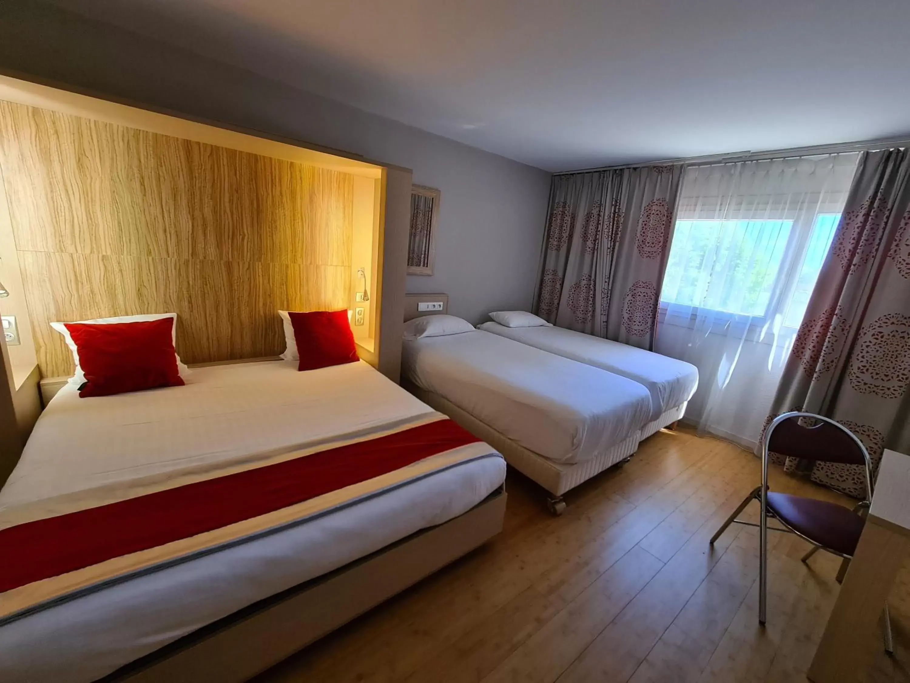 Photo of the whole room, Bed in HÔTEL C SUITES chambres spacieuses