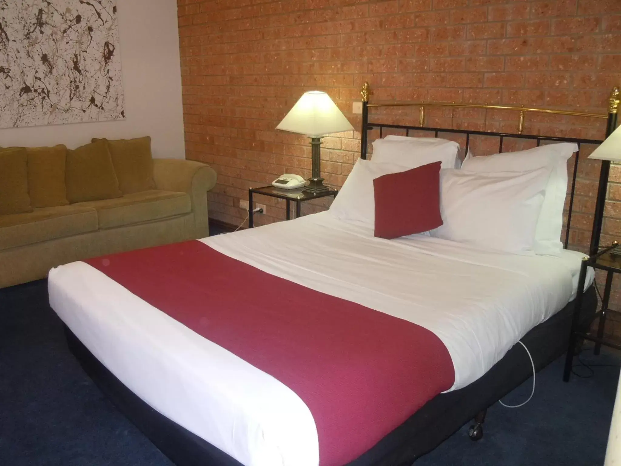 Bed in Central Springs Inn
