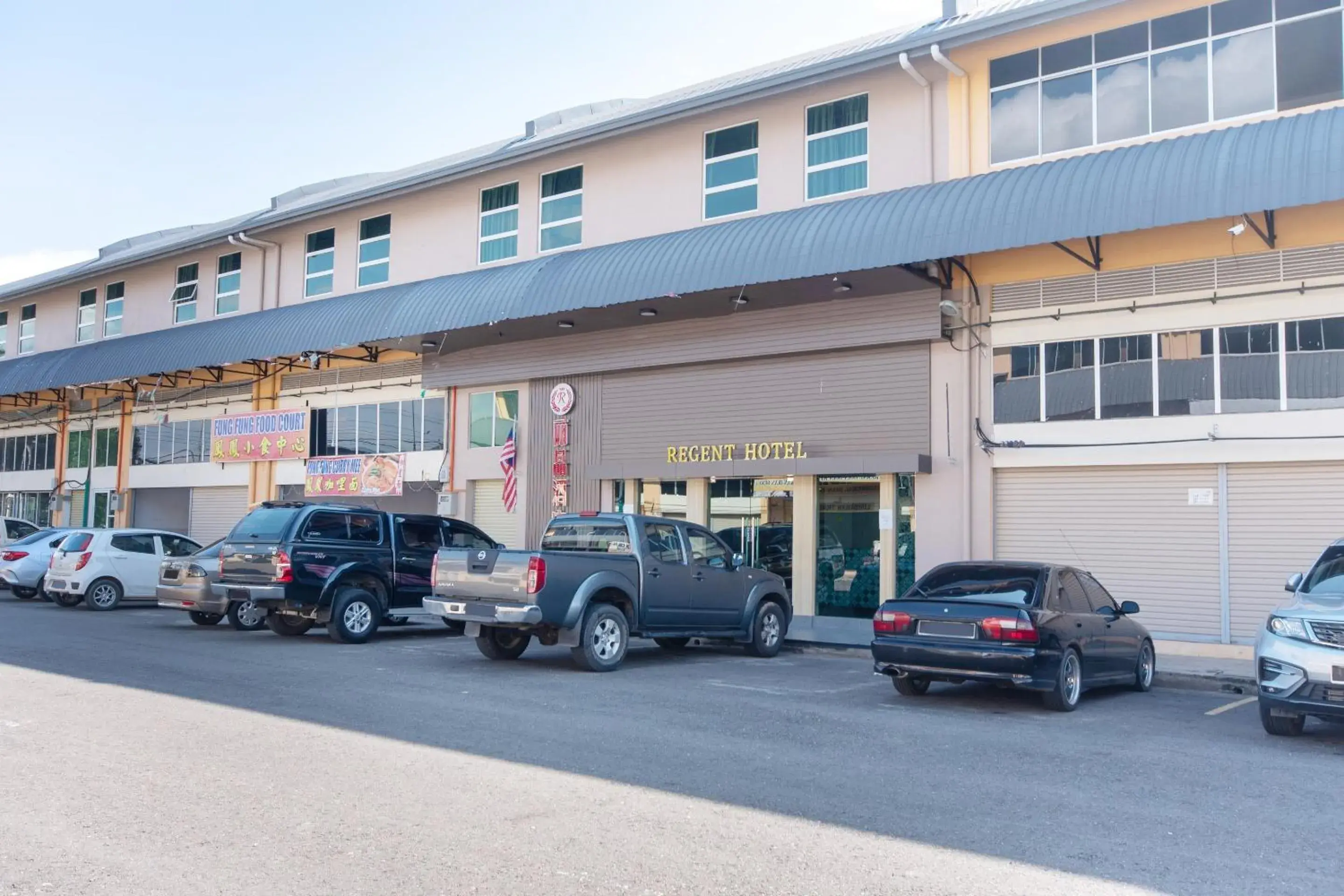 Facade/entrance, Property Building in OYO 89375 Regent Hotel