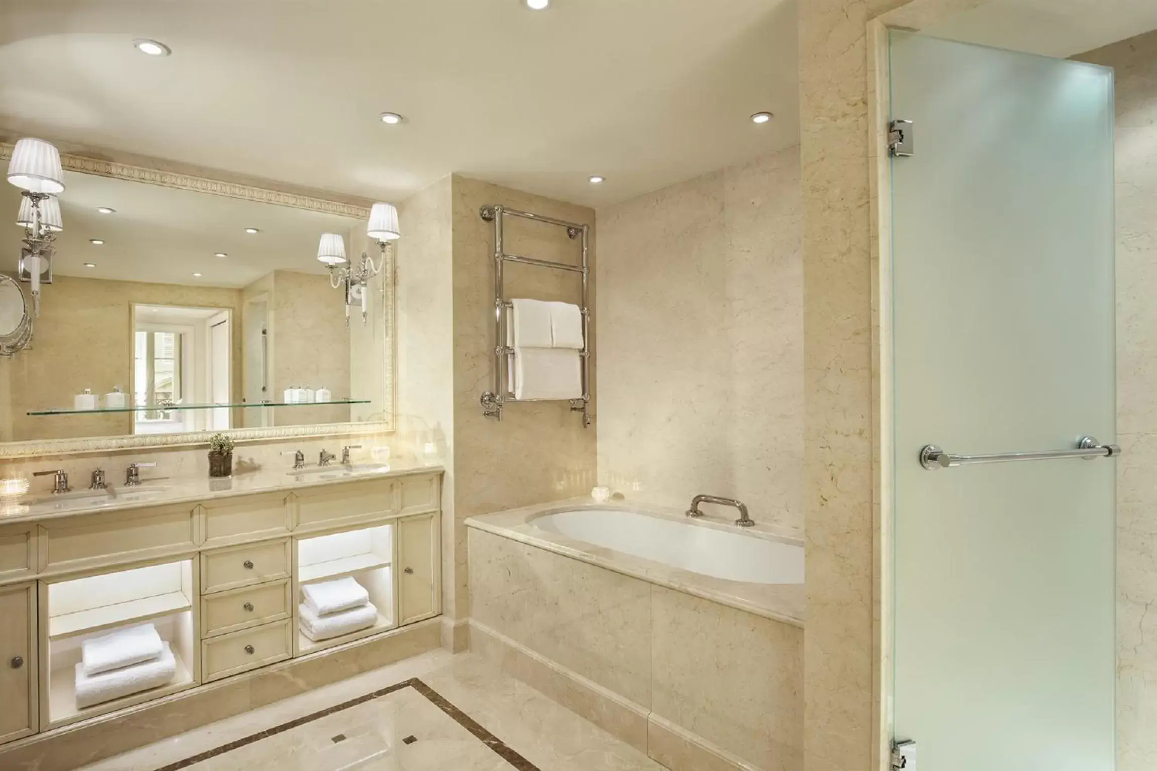 Shower in Hotel Splendide Royal Paris - Relais & Châteaux