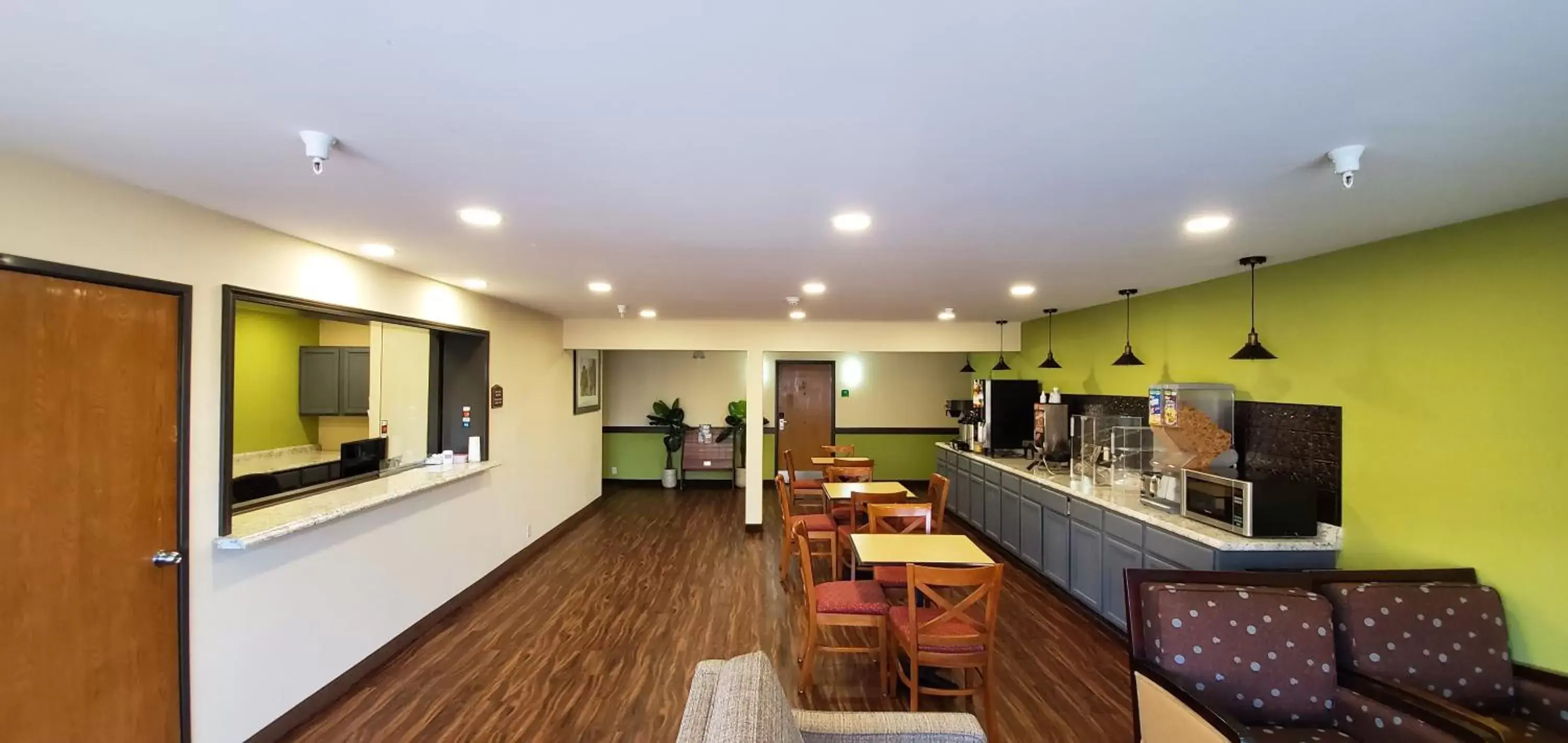 Lobby or reception, Restaurant/Places to Eat in Travel Inn and Suites