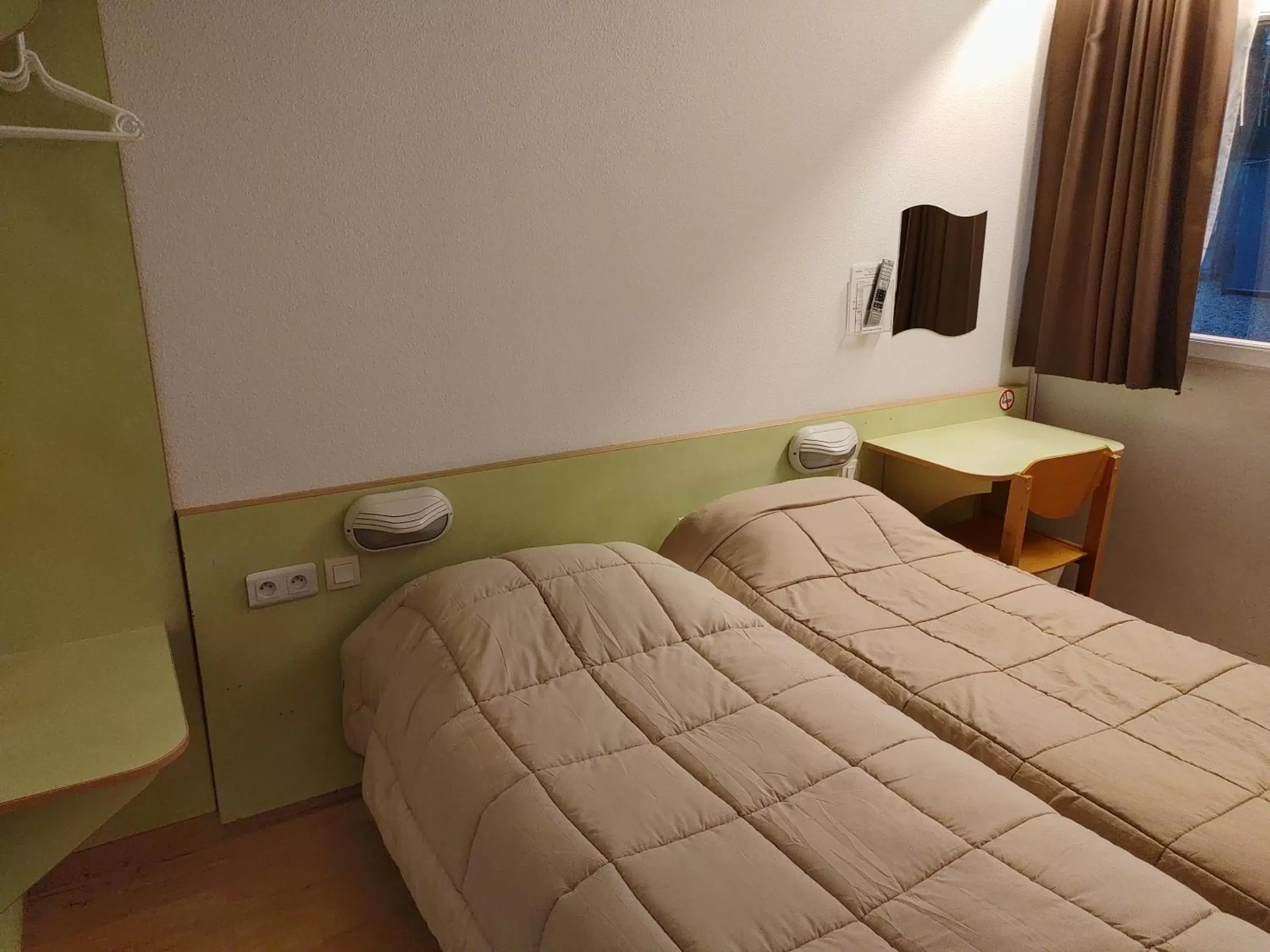 Bed in Fasthotel Well inn Mâcon sud