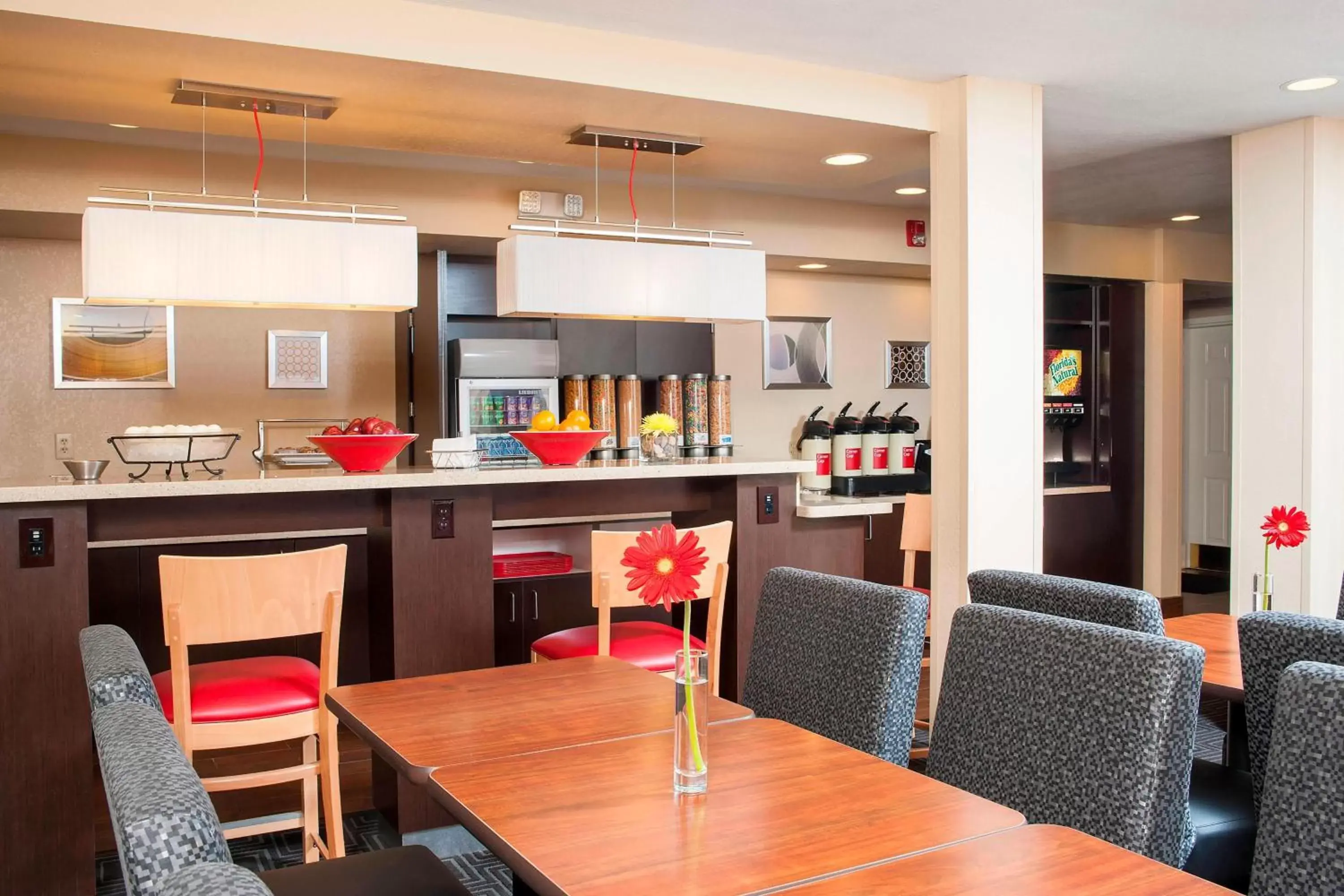 Breakfast, Restaurant/Places to Eat in TownePlace Suites Indianapolis Park 100