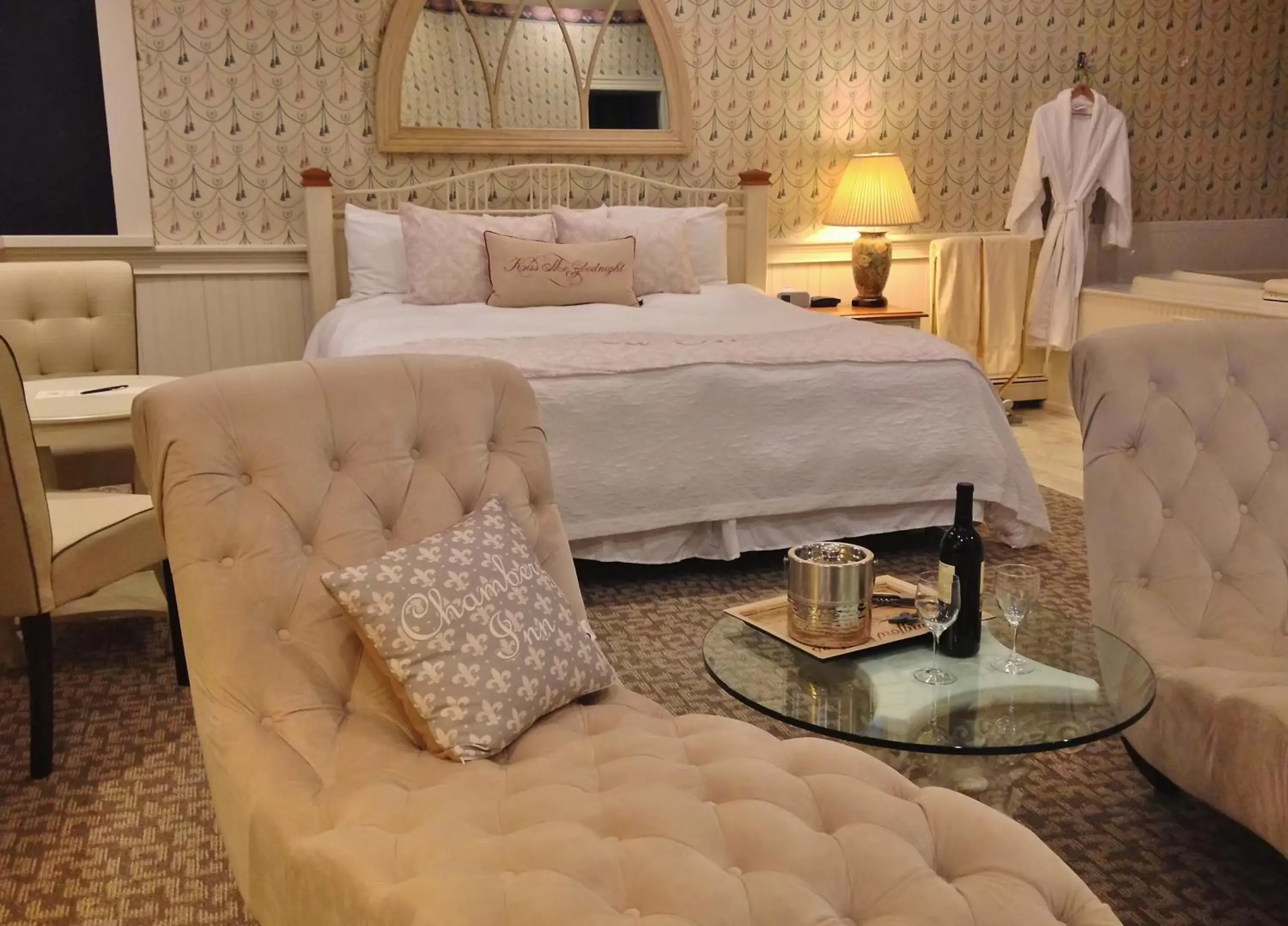 King Suite with Spa Bath in Chambery Inn King Suite with Spa Bath in Chambery Inn