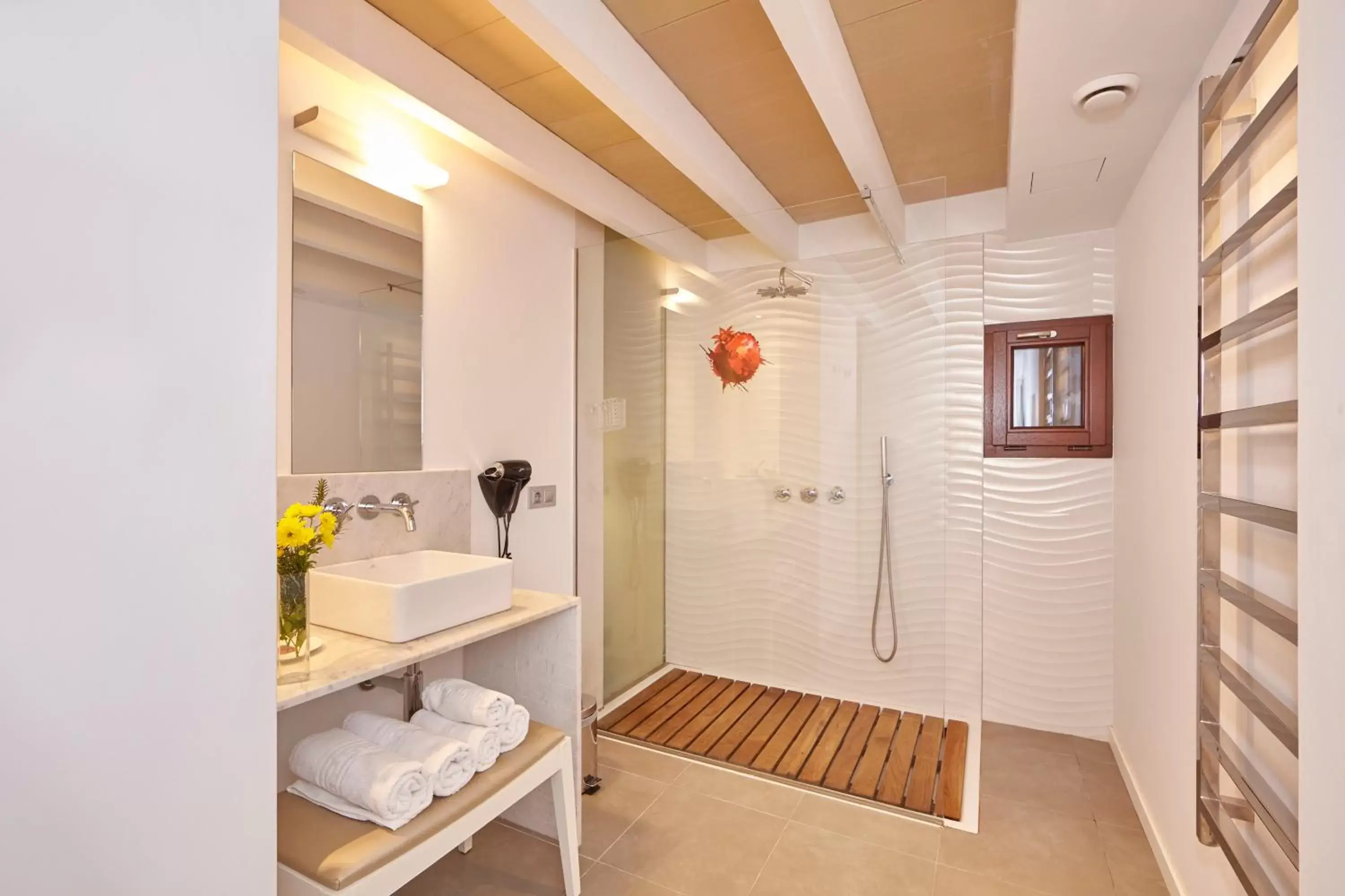 Bathroom in Bennoc Petit Hotel
