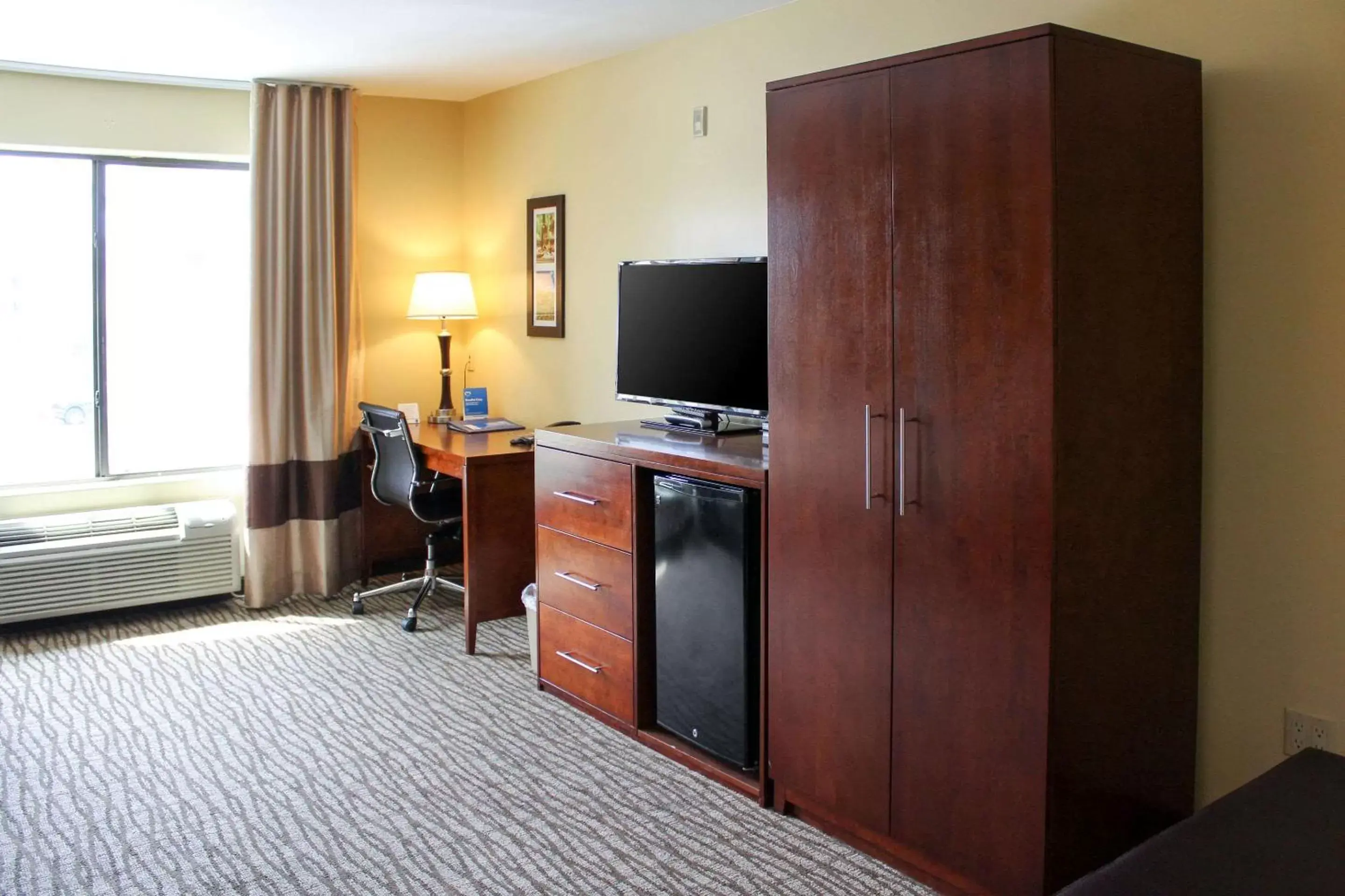 Photo of the whole room, TV/Entertainment Center in Comfort Inn Pomona Near FairPlex