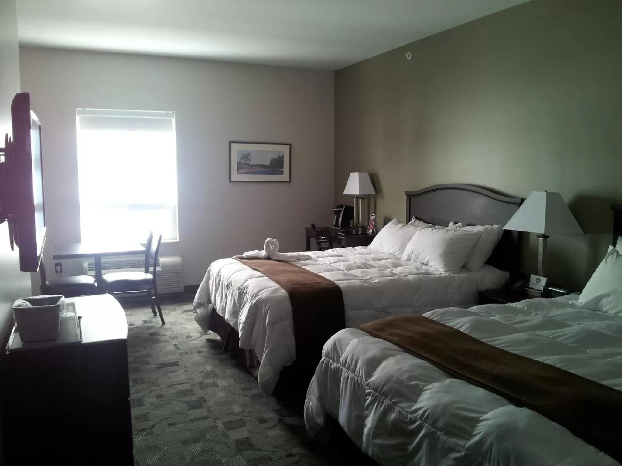 Photo of the whole room, Bed in Midland Inn & Suites
