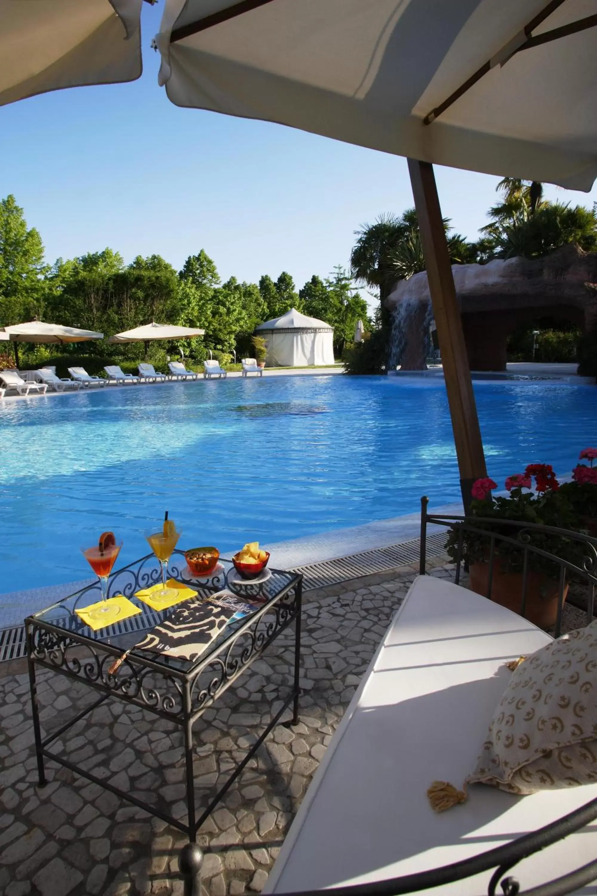 Restaurant/places to eat, Swimming Pool in Villa Fiorita