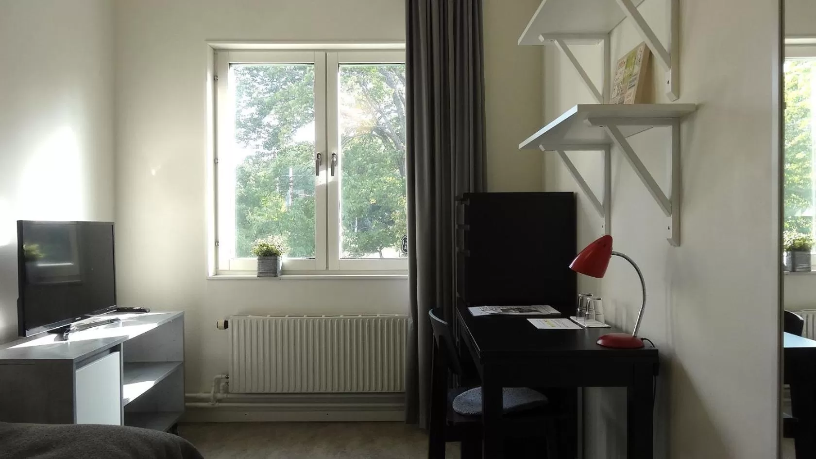 TV/Entertainment Center in Le Mat B&B Åkersberga