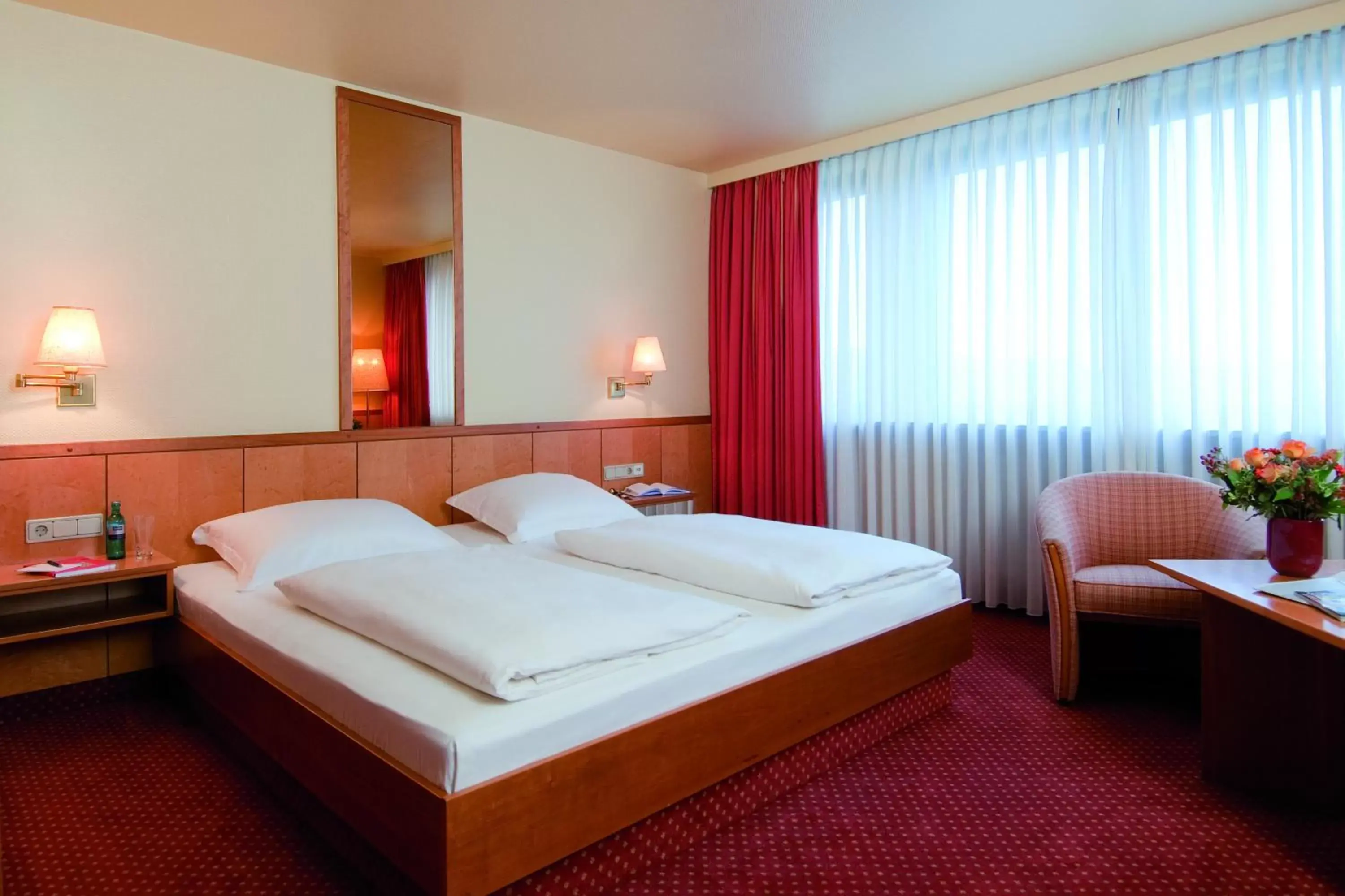 Photo of the whole room, Bed in Best Western Hotel Hamburg International