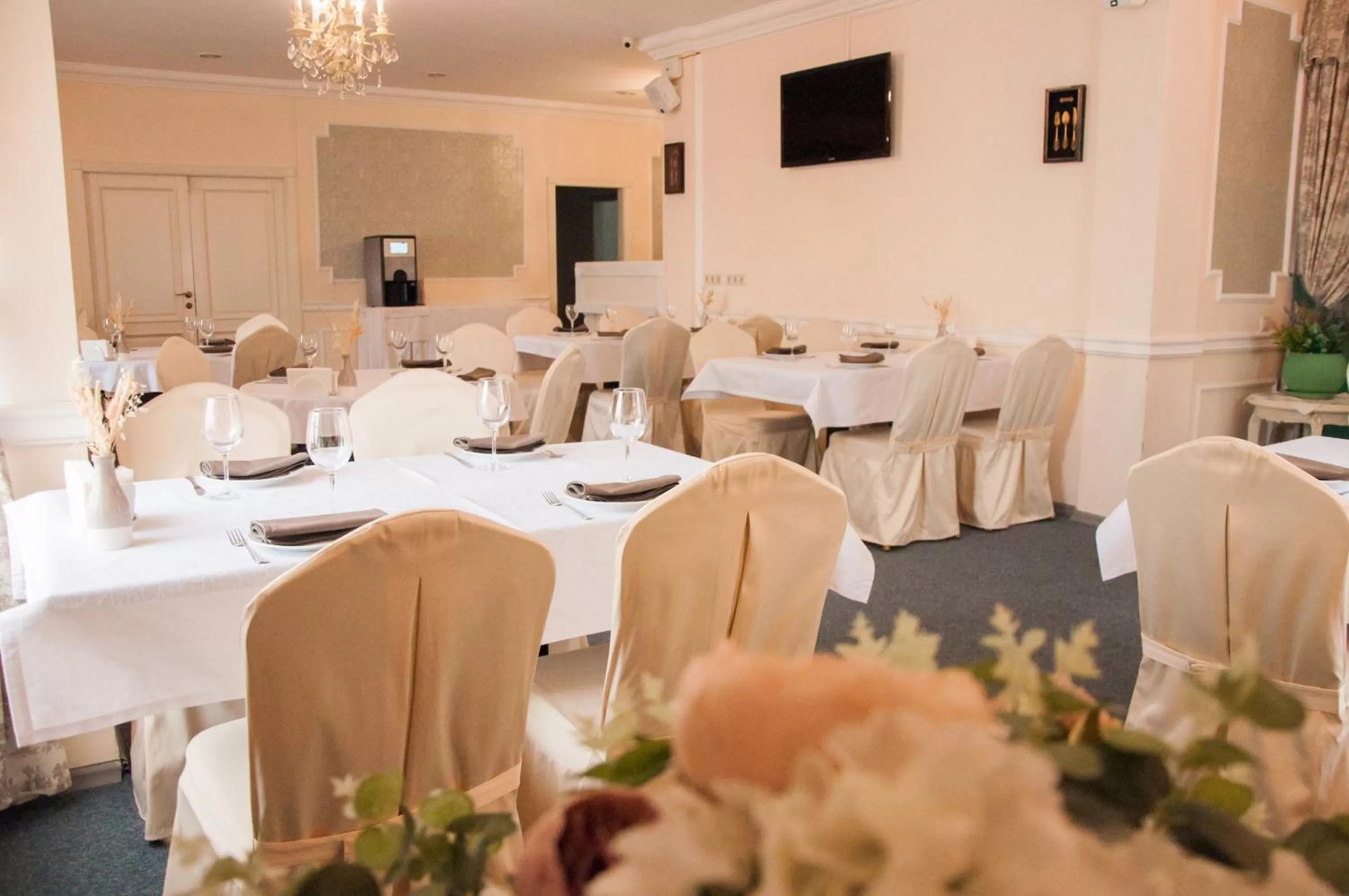 Restaurant/places to eat in Olympic Hotel