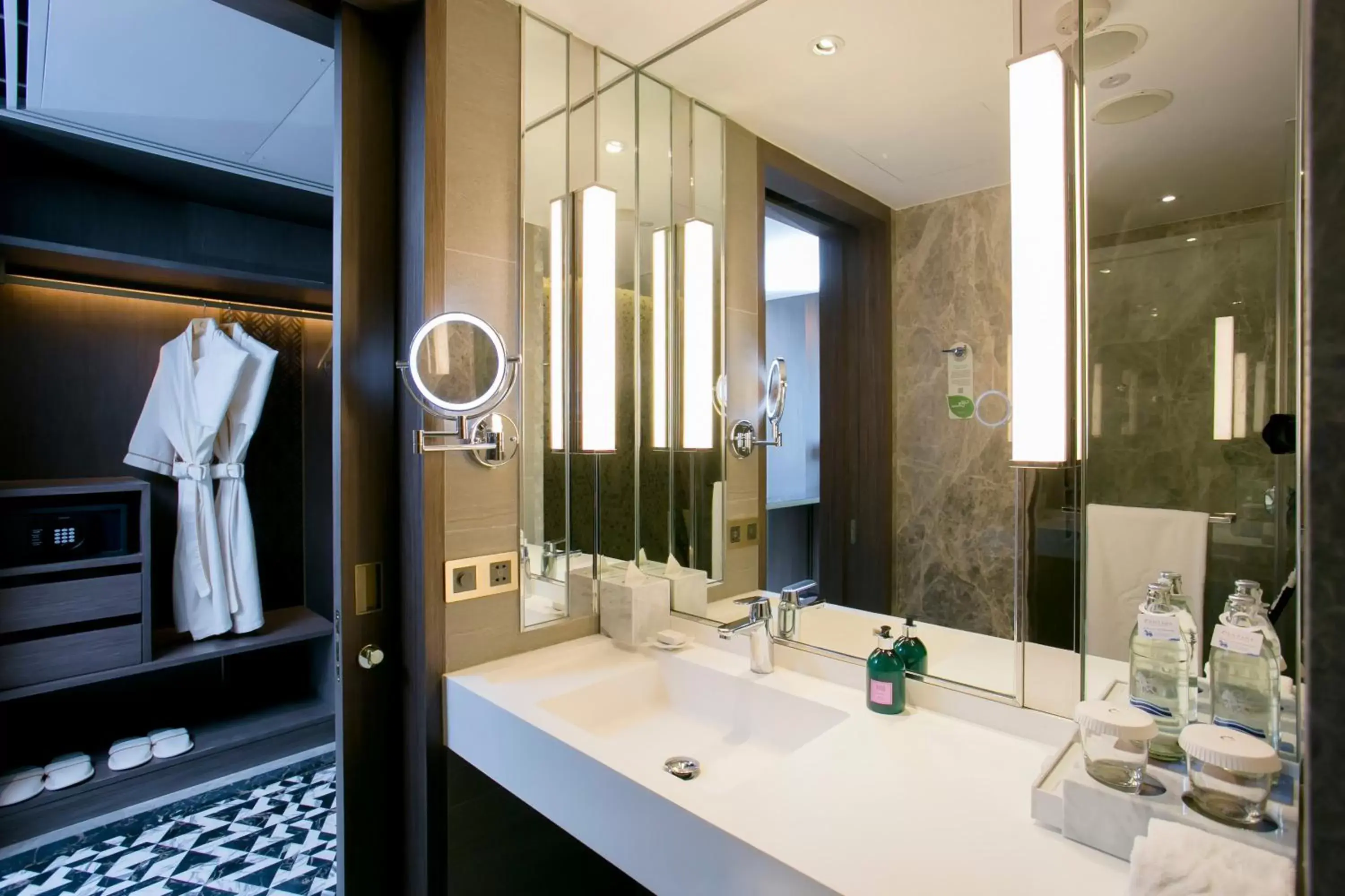 Photo of the whole room, Bathroom in Centara Grand At CentralWorld
