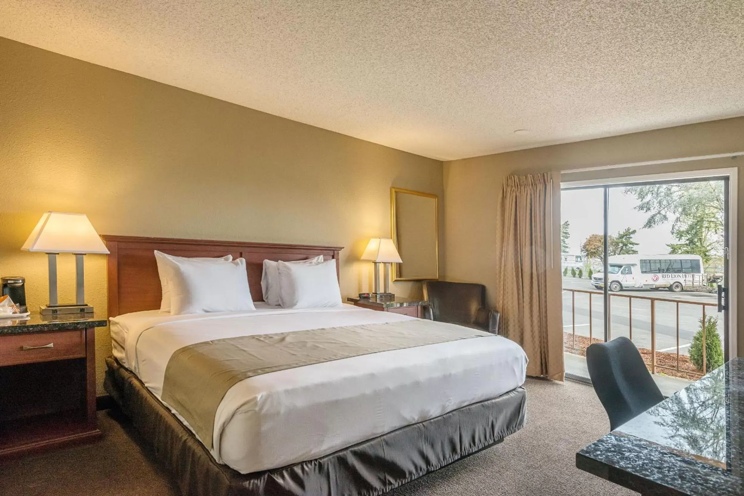 Balcony/Terrace, Bed in Rodeway Inn & Suites Portland - Jantzen Beach