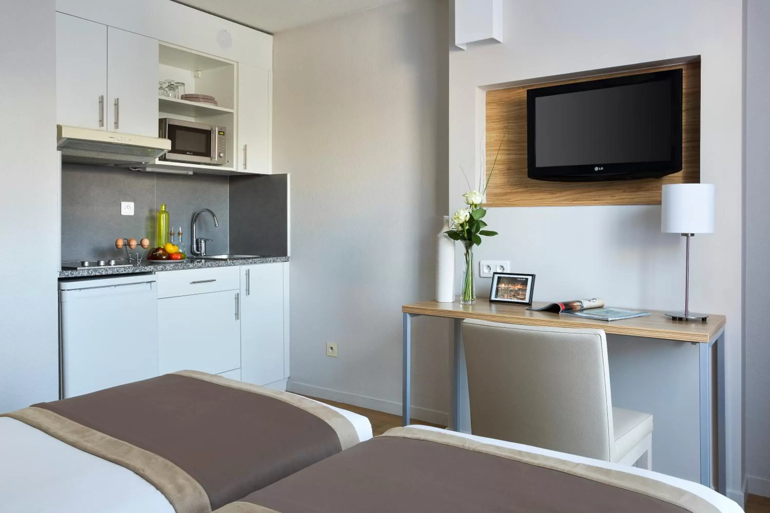 Photo of the whole room, Kitchen/Kitchenette in Citadines Prado Chanot Marseille