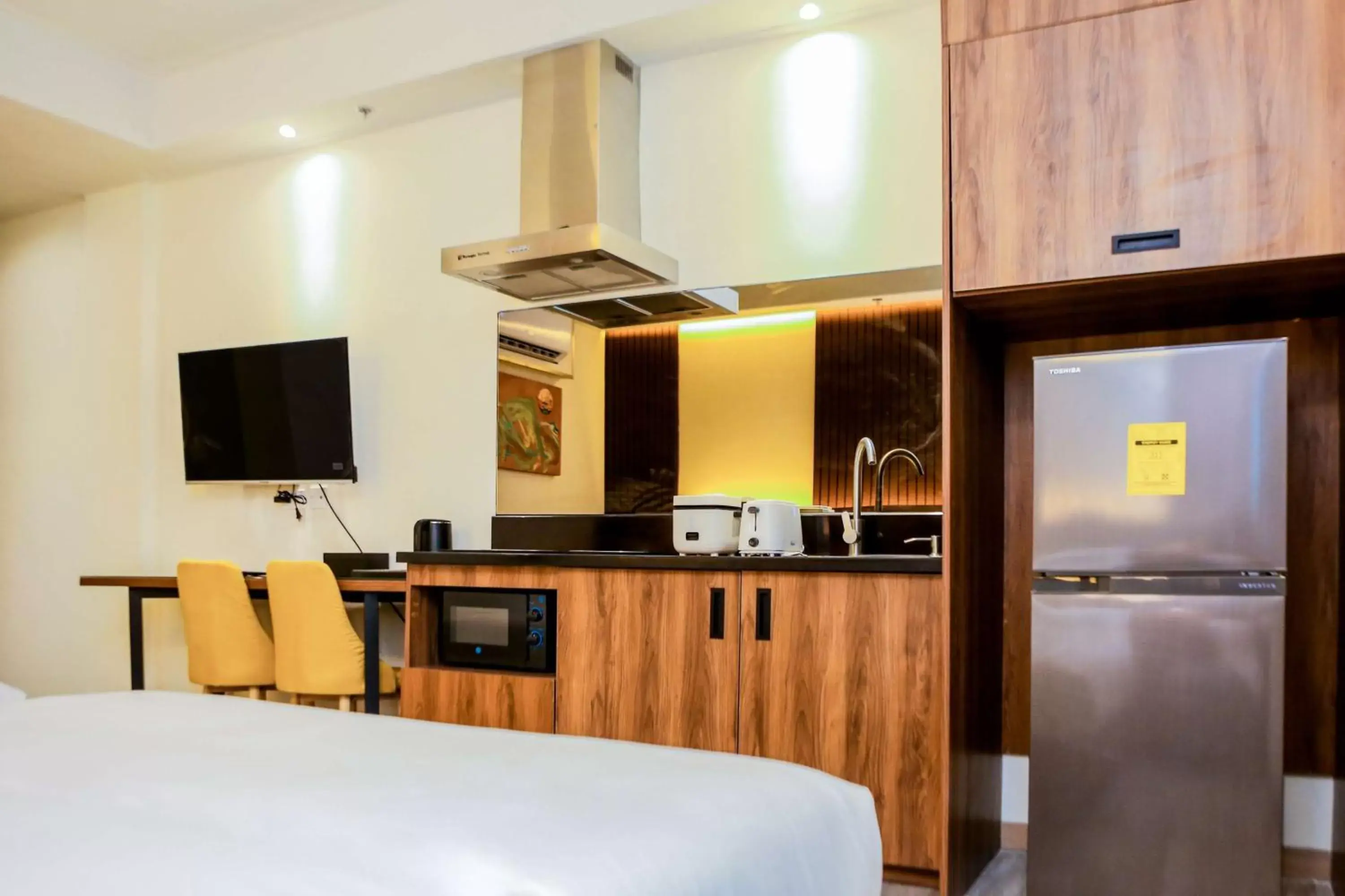 Bedroom, Kitchen/Kitchenette in SureStay Studio by Best Western Clarkview Angeles City