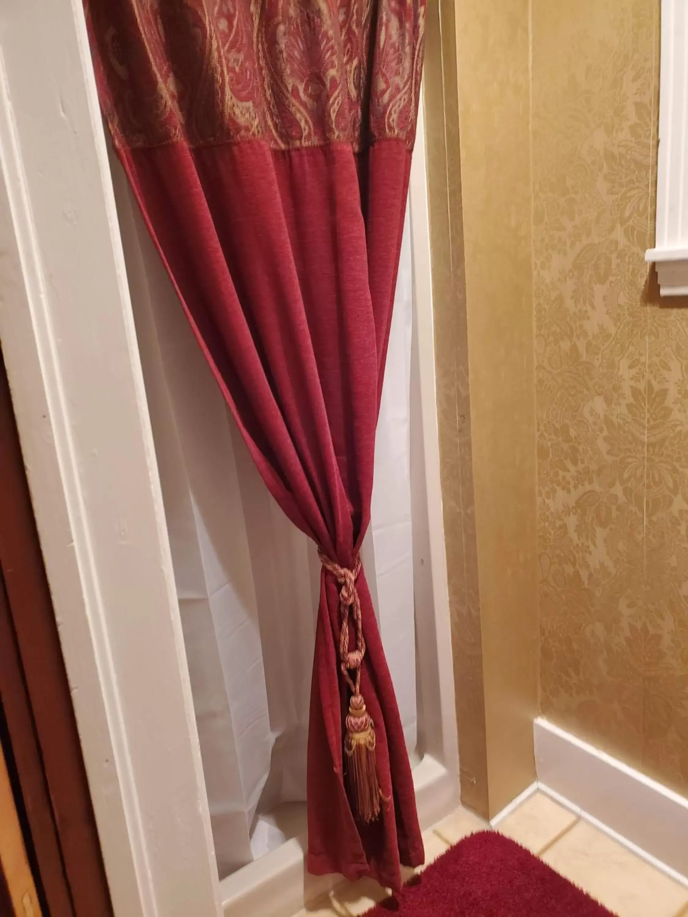 Eight-Bedroom House in Historic Victorian Inn Eight-Bedroom House in Historic Victorian Inn