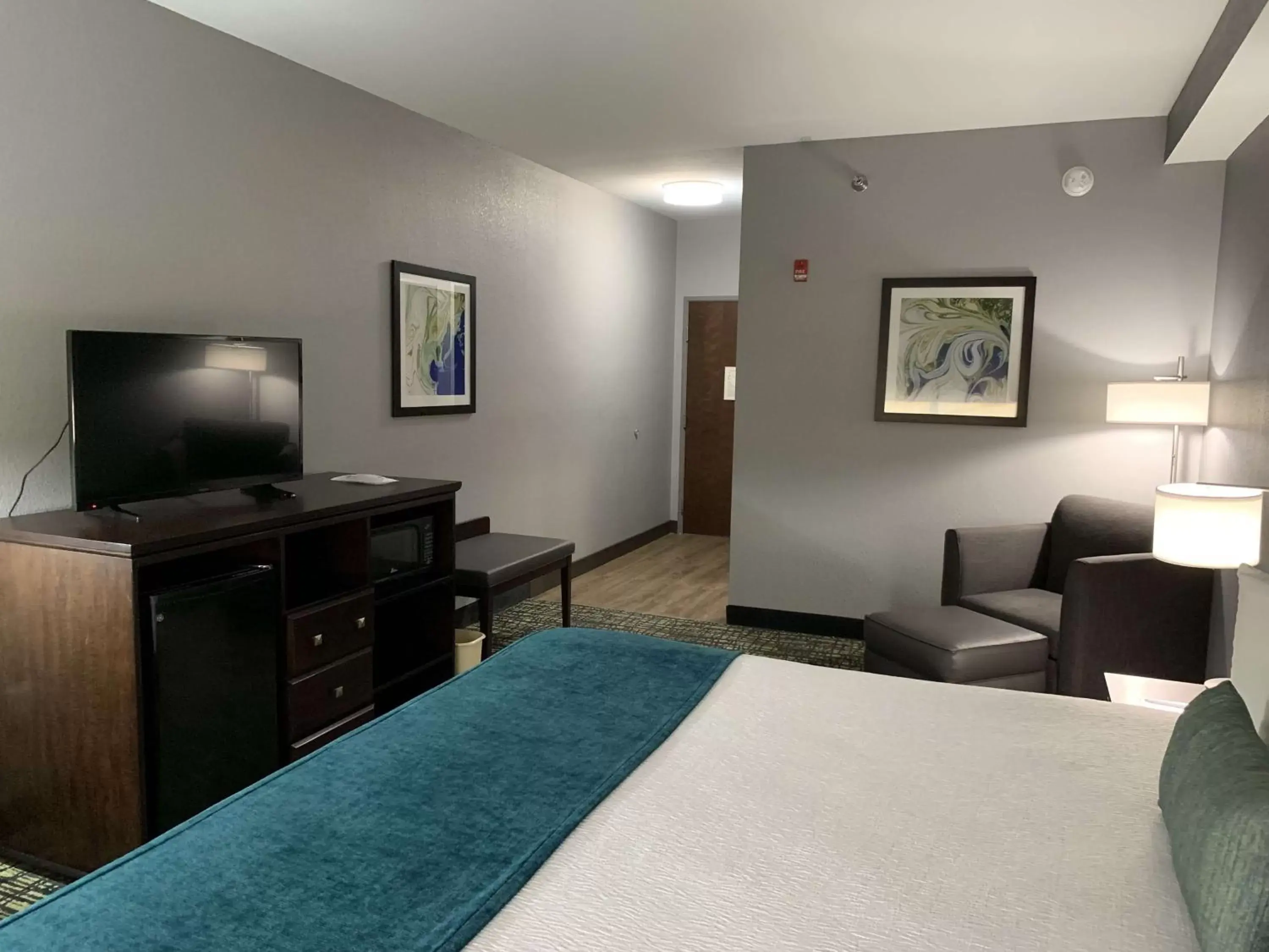 Photo of the whole room, TV/Entertainment Center in Best Western Plus Olive Branch Hotel & Suites