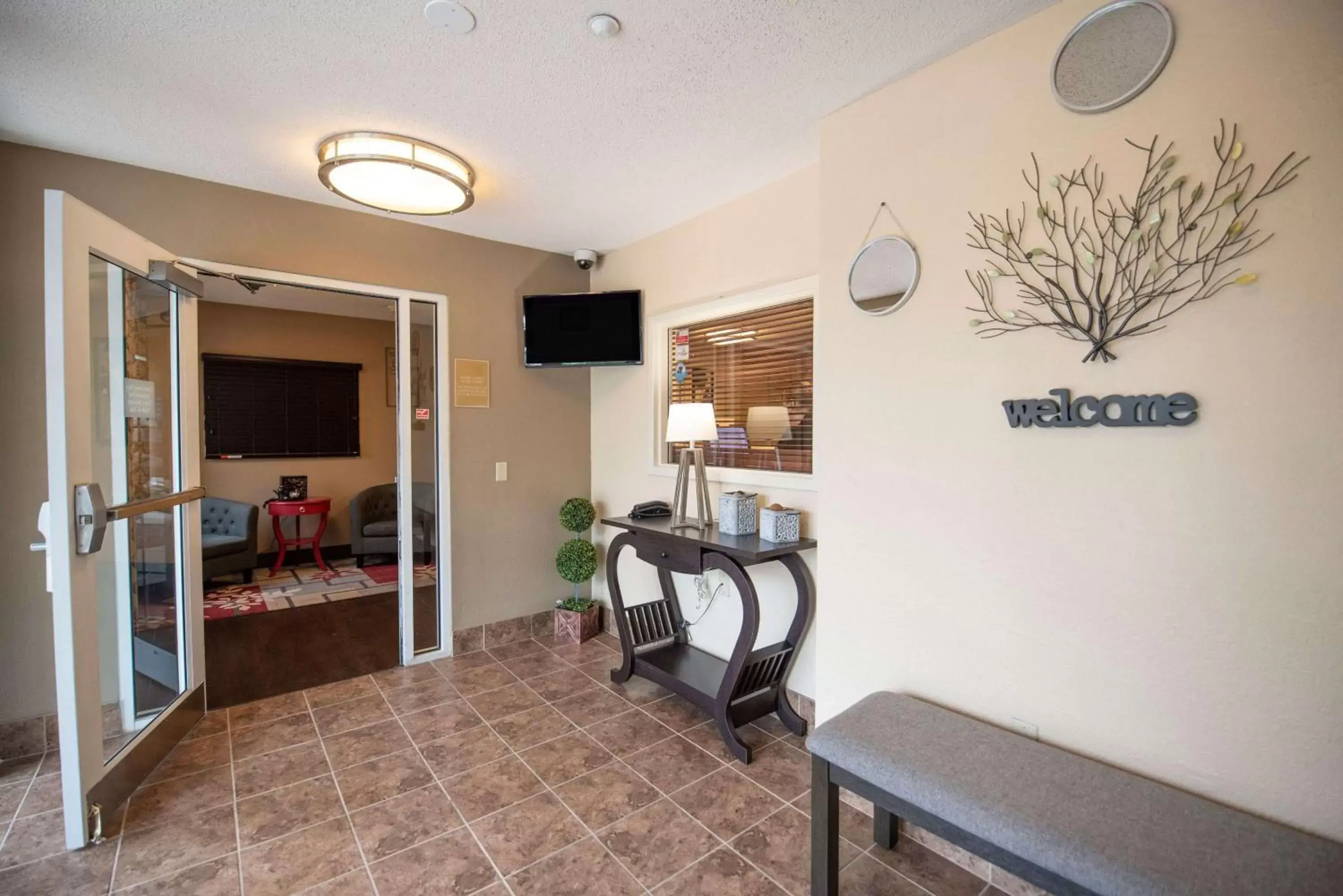 Lobby or reception, Dining Area in Sonesta Simply Suites Chicago Naperville