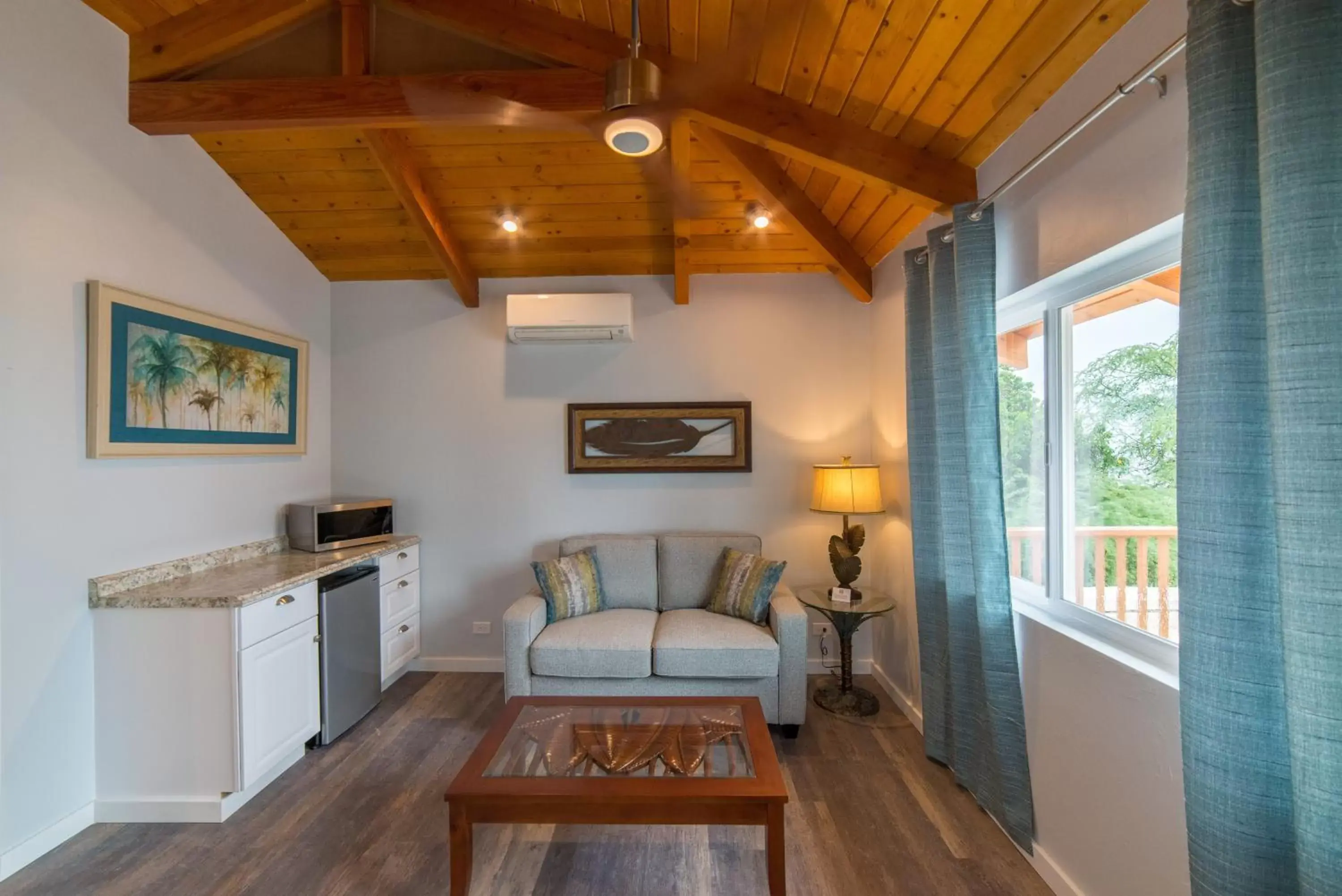 Living room, Seating Area in Hotel Molokai